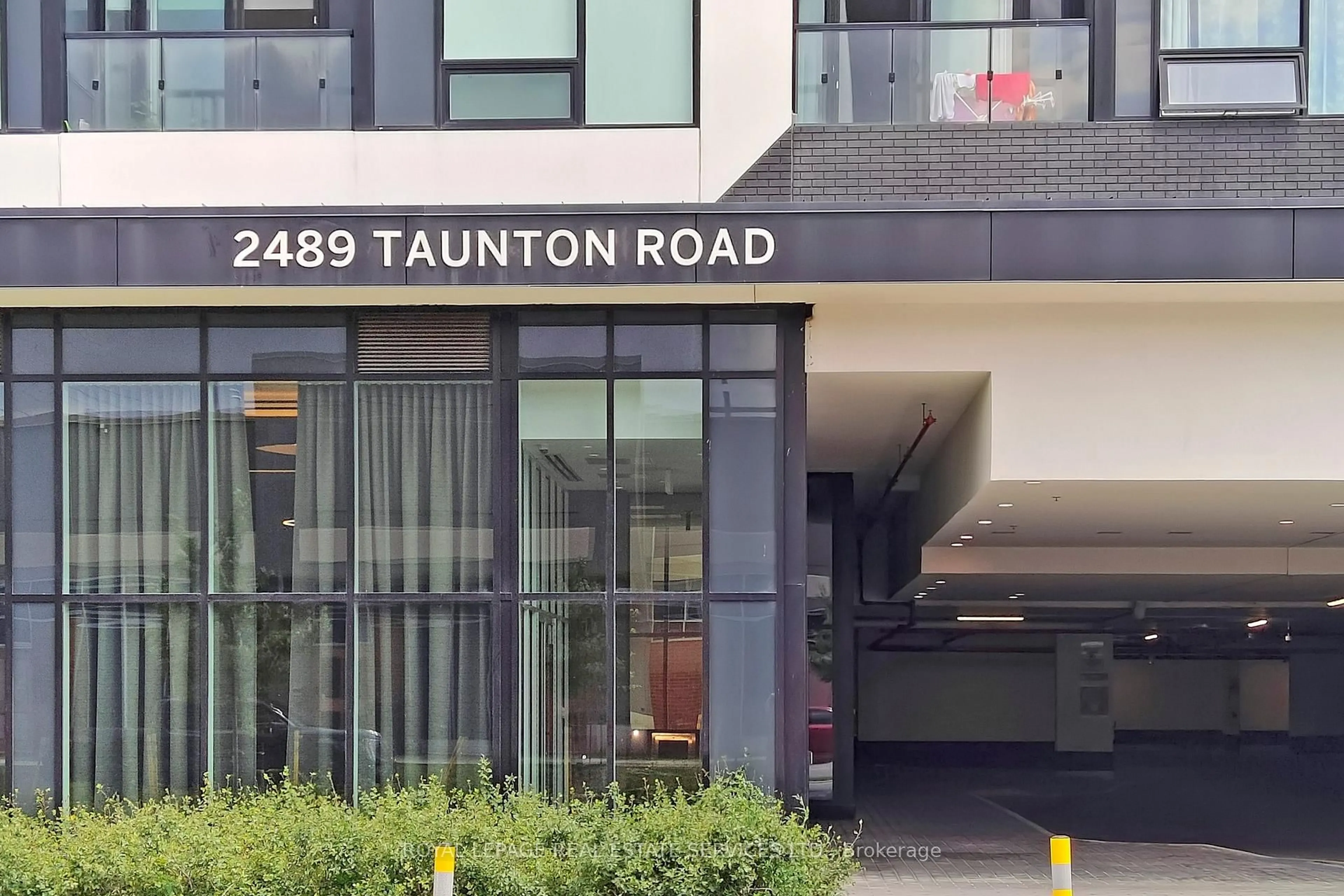 Indoor foyer for 2489 Taunton Rd #1117, Oakville Ontario L6H 3R9