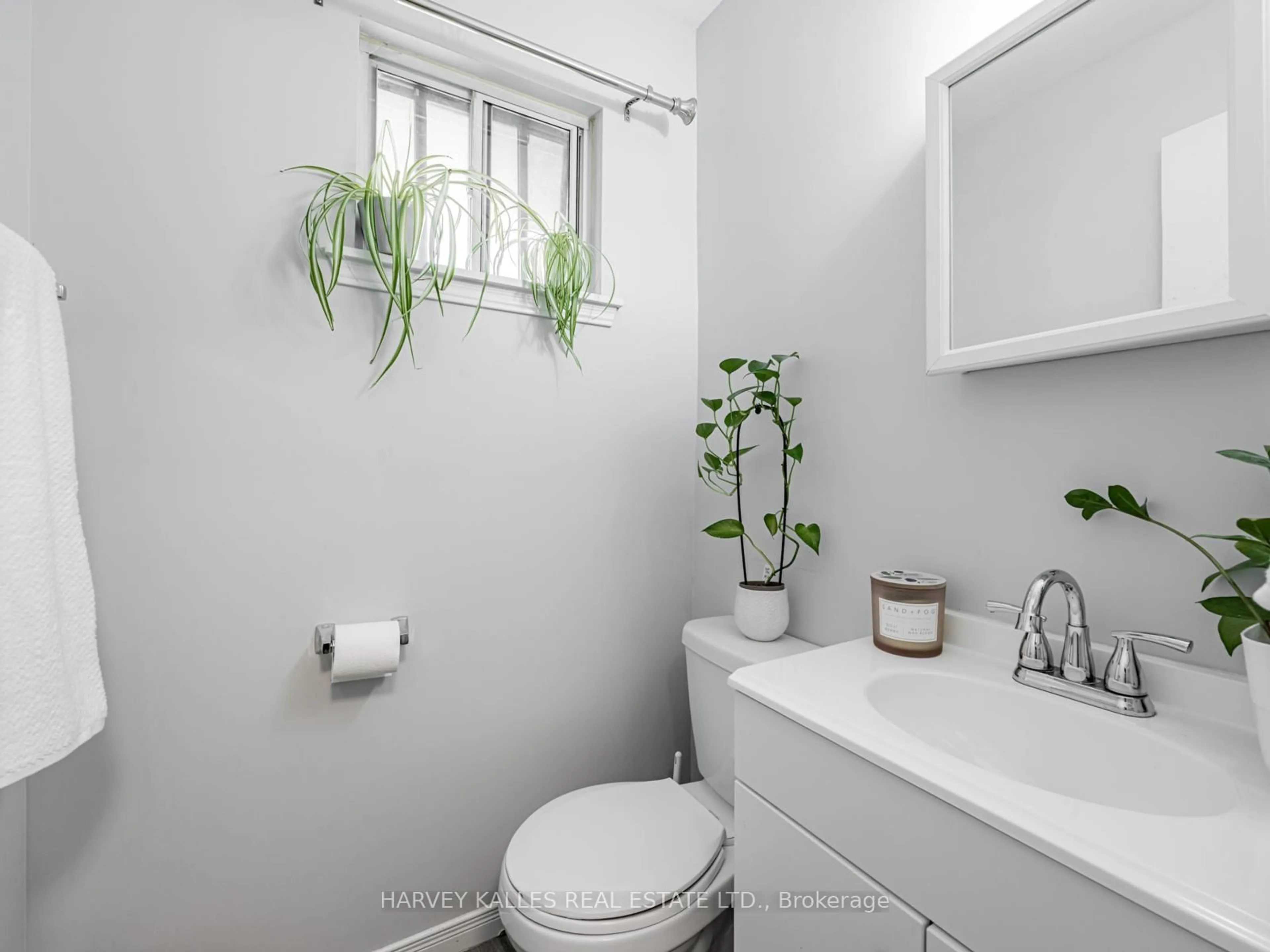 Standard bathroom, ceramic/tile floor for 394 Driftwood Ave #1, Toronto Ontario M3N 2P2