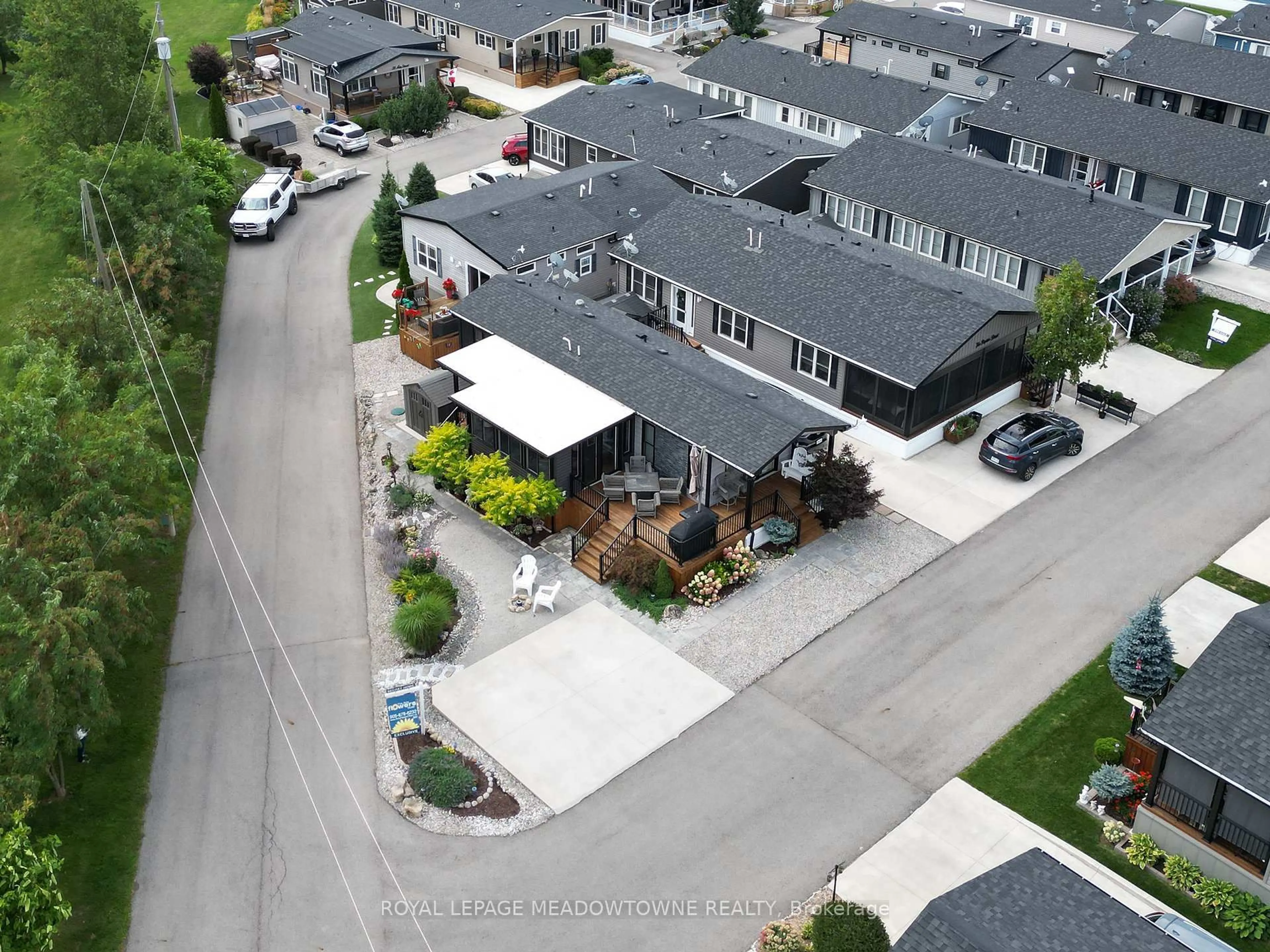 A pic from outside/outdoor area/front of a property/back of a property/a pic from drone, street for 4449 Milburough Line #12 Poplar, Burlington Ontario L7P 0C5