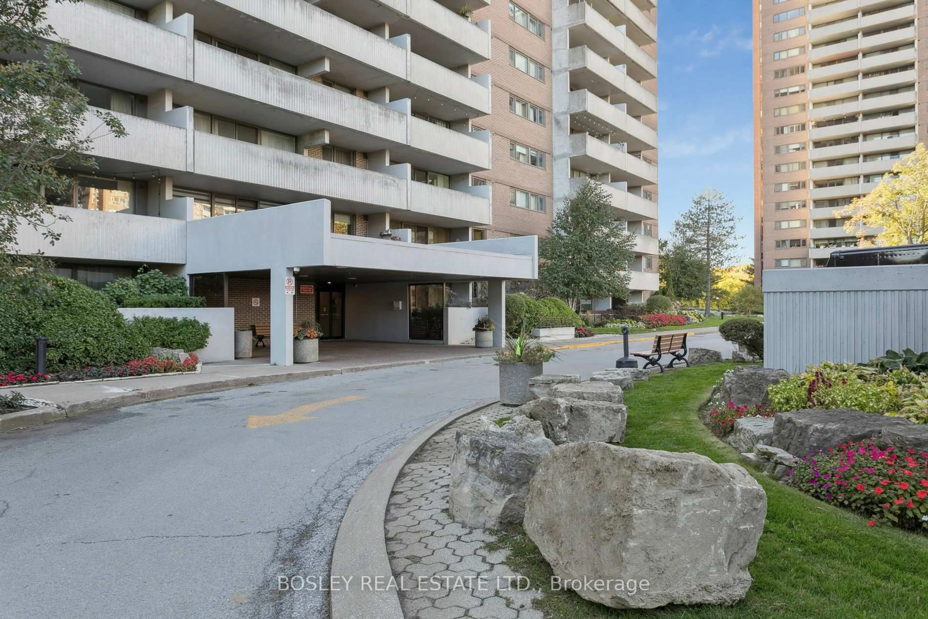 Patio, unknown for 250 Scarlett Rd #1108, Toronto Ontario M6N 4X5