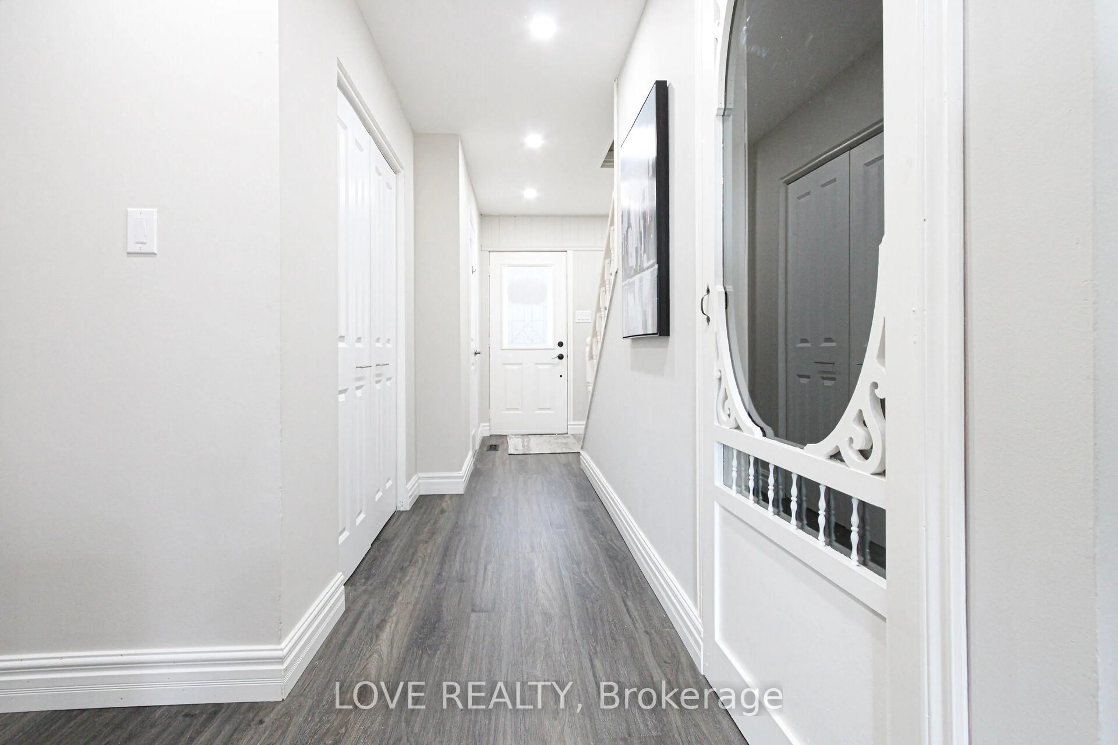 Indoor entryway for 2440 Bromsgrove Rd #90, Mississauga Ontario L5J 4J7
