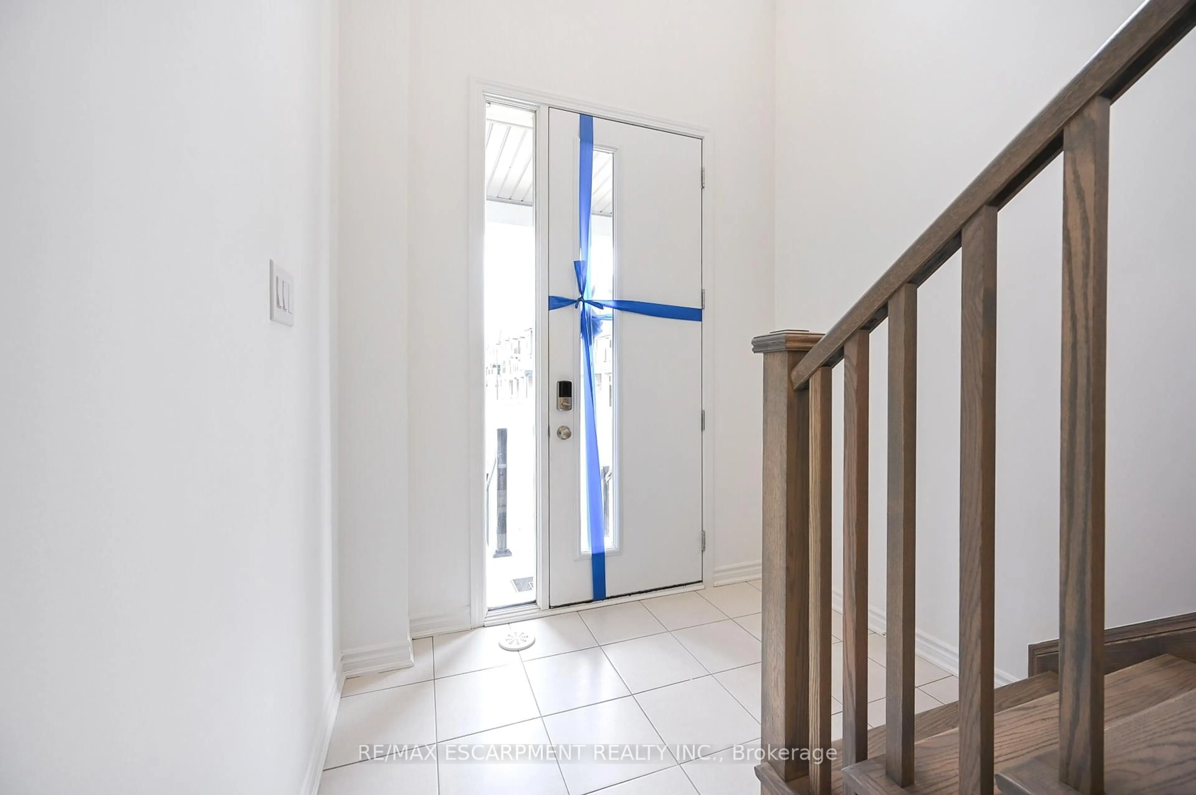 Indoor foyer for 4043 Saida St, Mississauga Ontario L5M 2S8