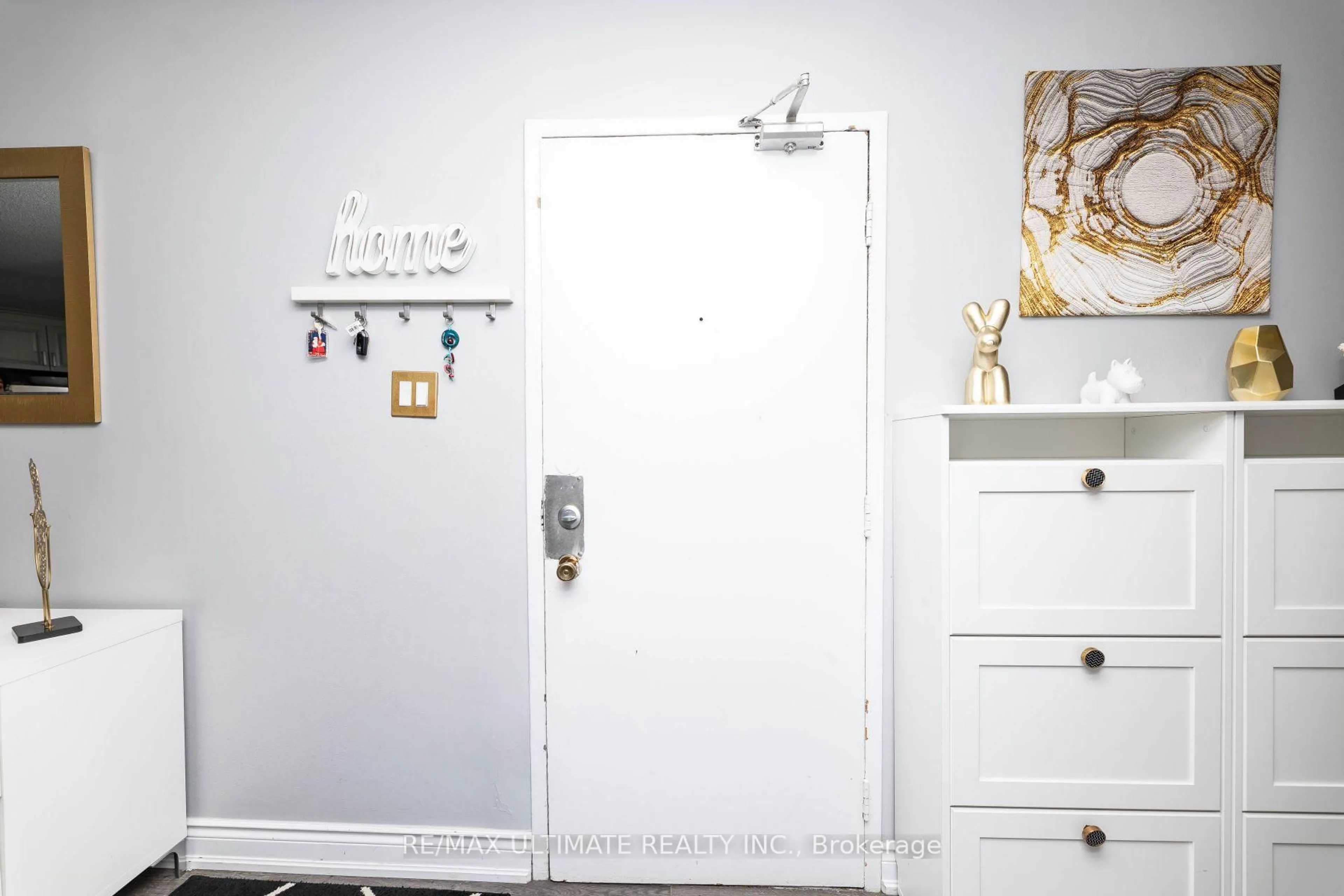 Indoor entryway for 530 Lolita Garden #1007, Mississauga Ontario L5A 3T2