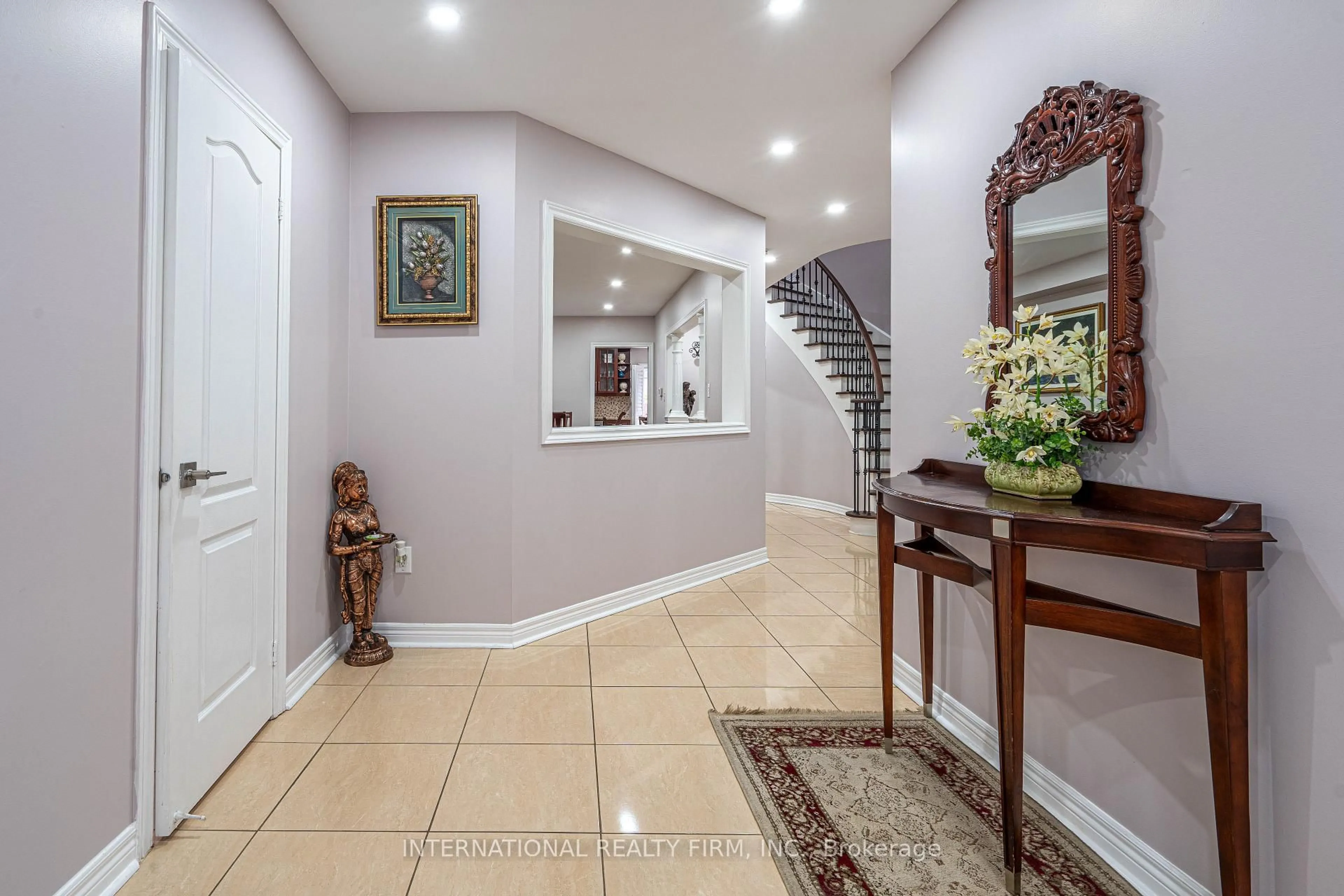 Indoor foyer for 72 Barleyfield Rd, Brampton Ontario L6R 2J1