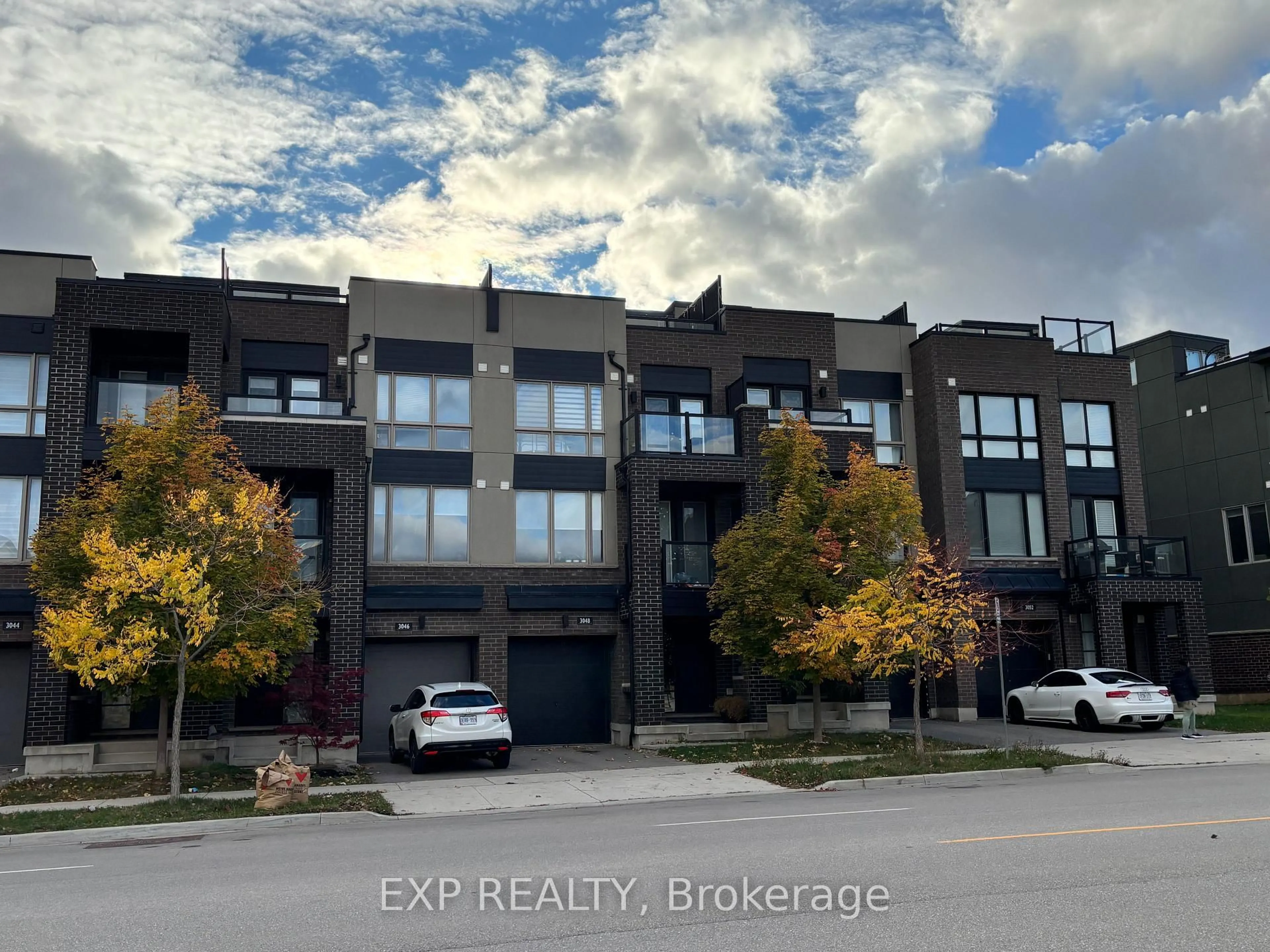 A pic from outside/outdoor area/front of a property/back of a property/a pic from drone, building for 3048 Postridge Dr, Oakville Ontario L6H 0R9