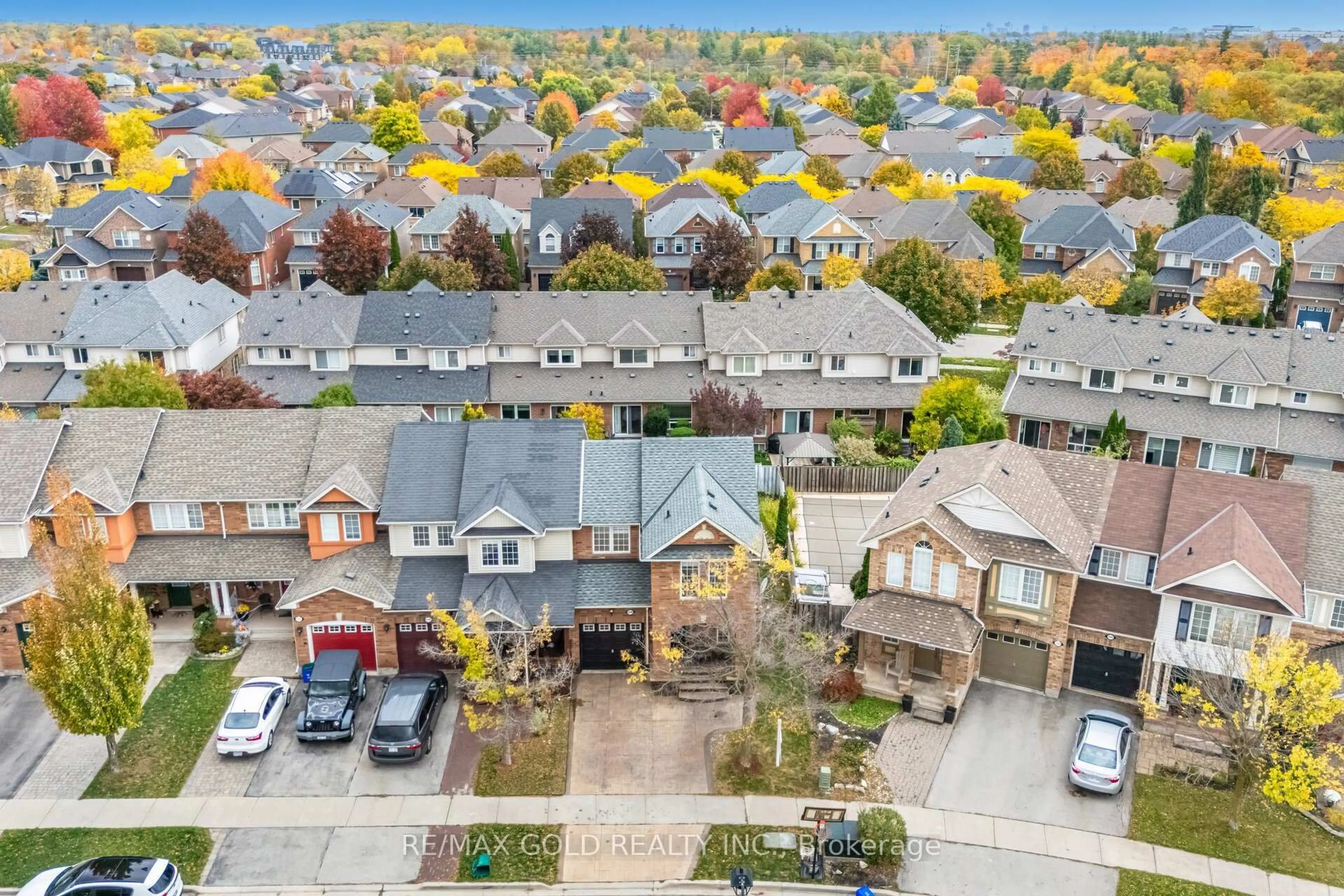 A pic from outside/outdoor area/front of a property/back of a property/a pic from drone, street for 2496 Appalachain Dr, Oakville Ontario L6M 4S3