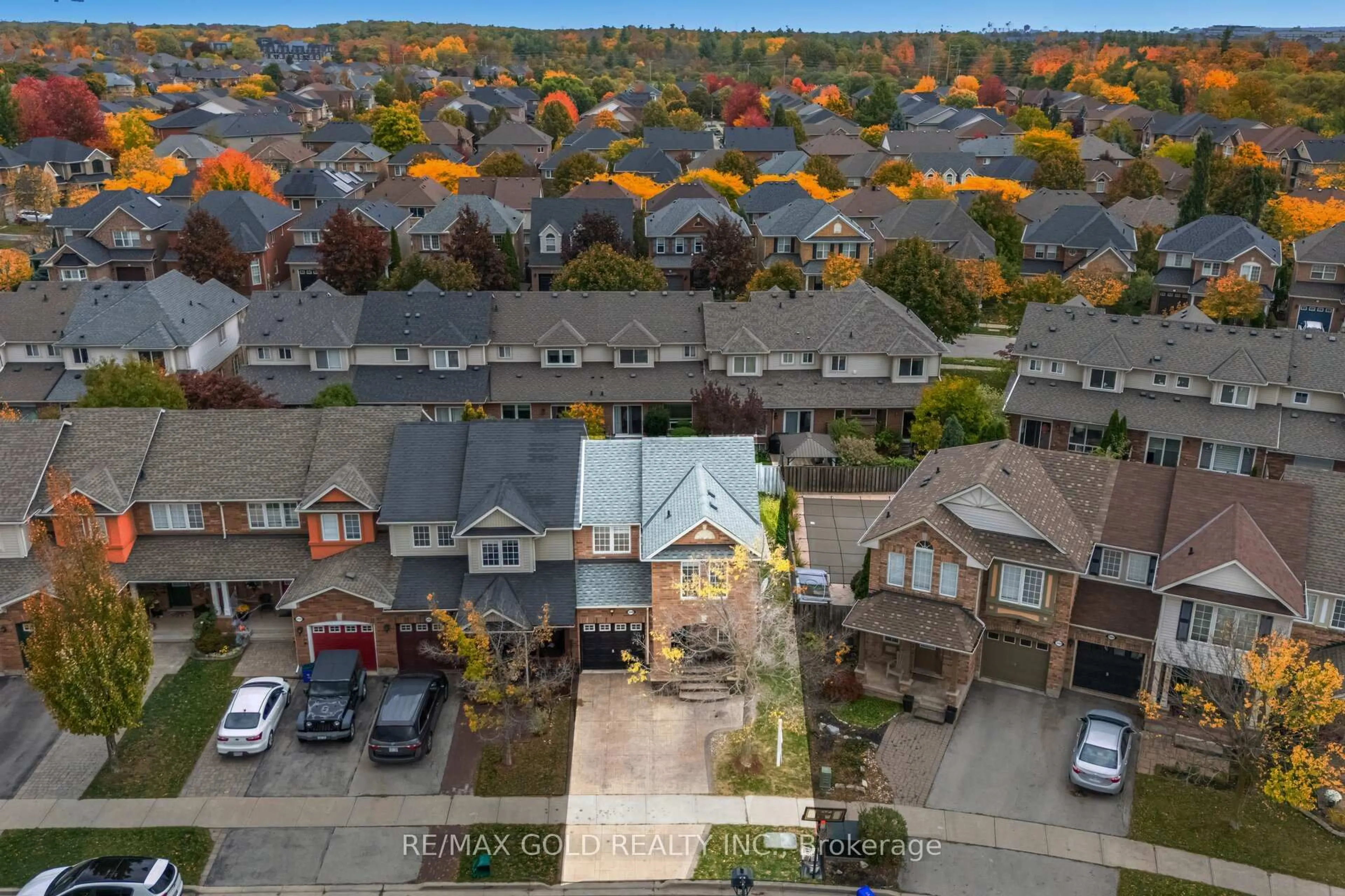 A pic from outside/outdoor area/front of a property/back of a property/a pic from drone, street for 2496 Appalachain Dr, Oakville Ontario L6M 4S3