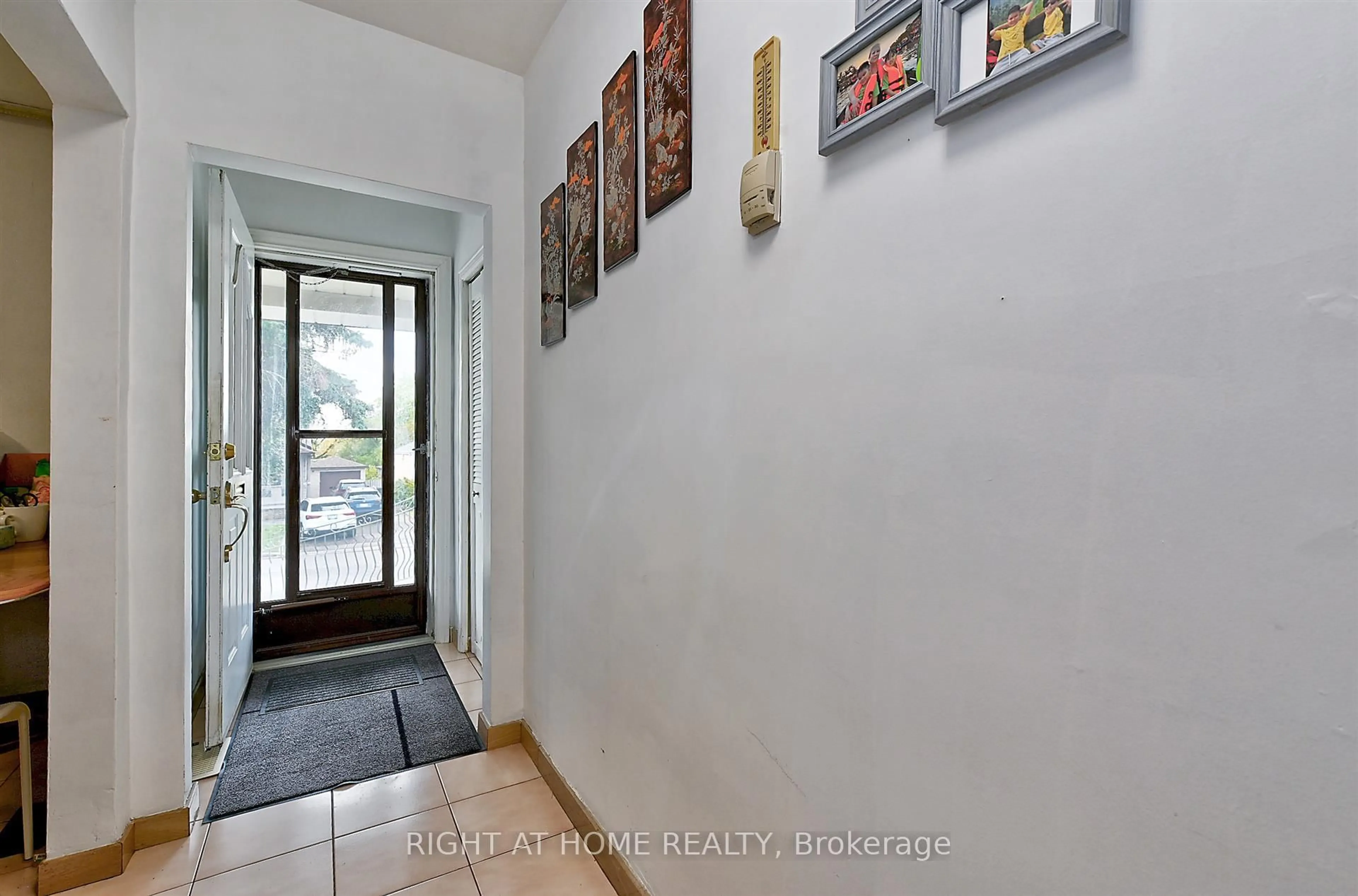 Indoor entryway for 34 William Cragg Dr, Toronto Ontario M3M 1T9