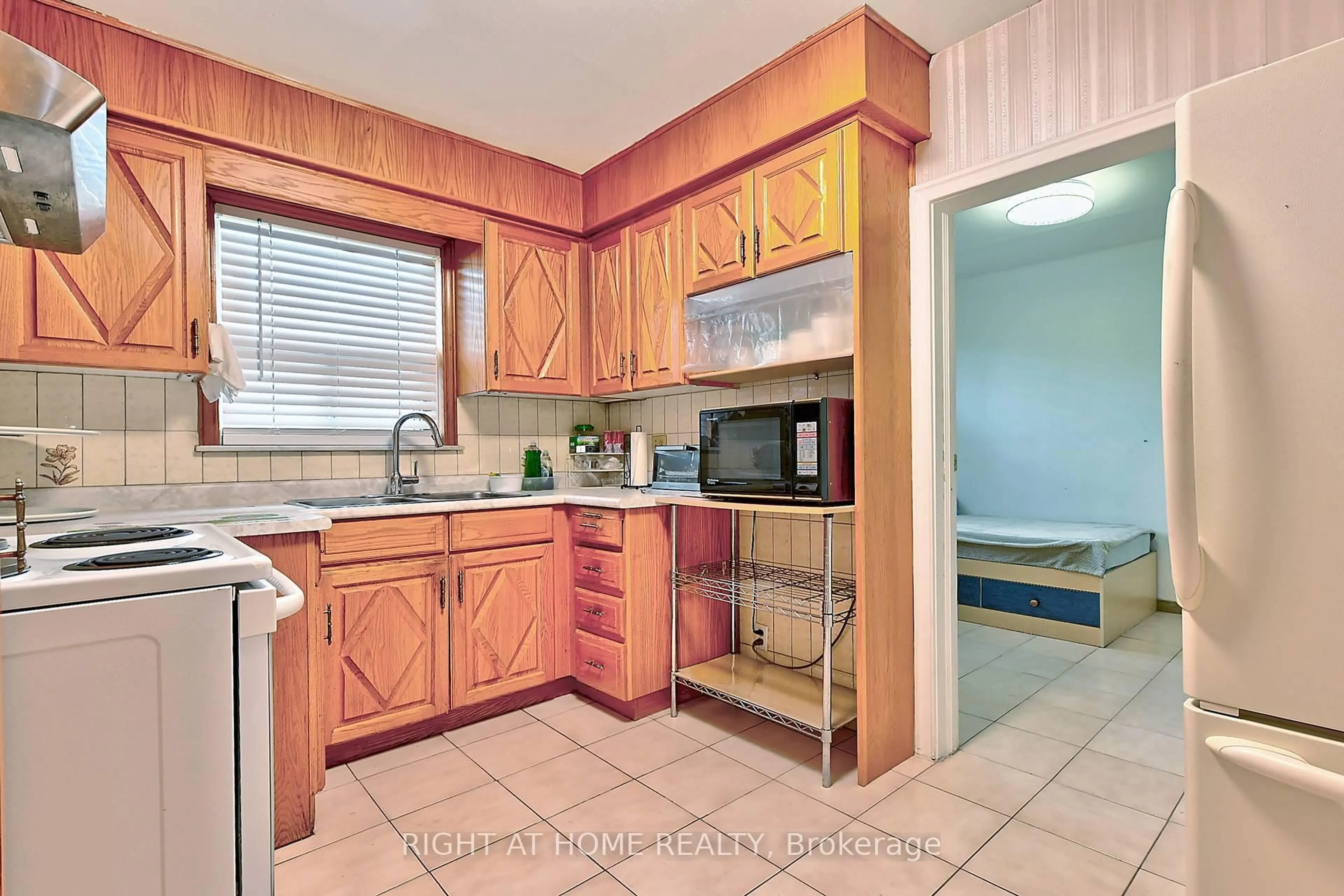 Standard kitchen, ceramic/tile floor for 34 William Cragg Dr, Toronto Ontario M3M 1T9