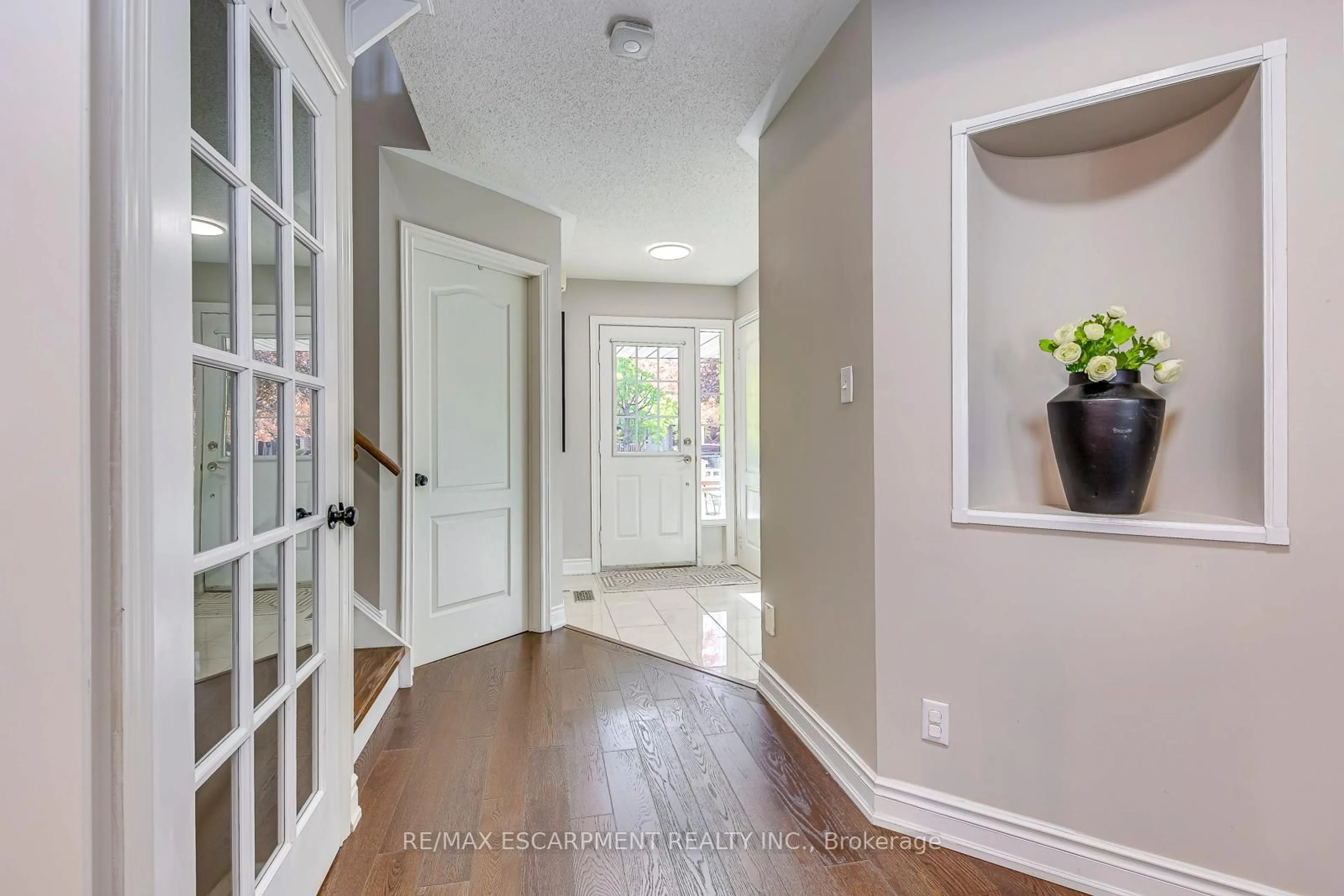 Indoor entryway for 5183 Fernbrook Crt, Burlington Ontario L7L 6J5