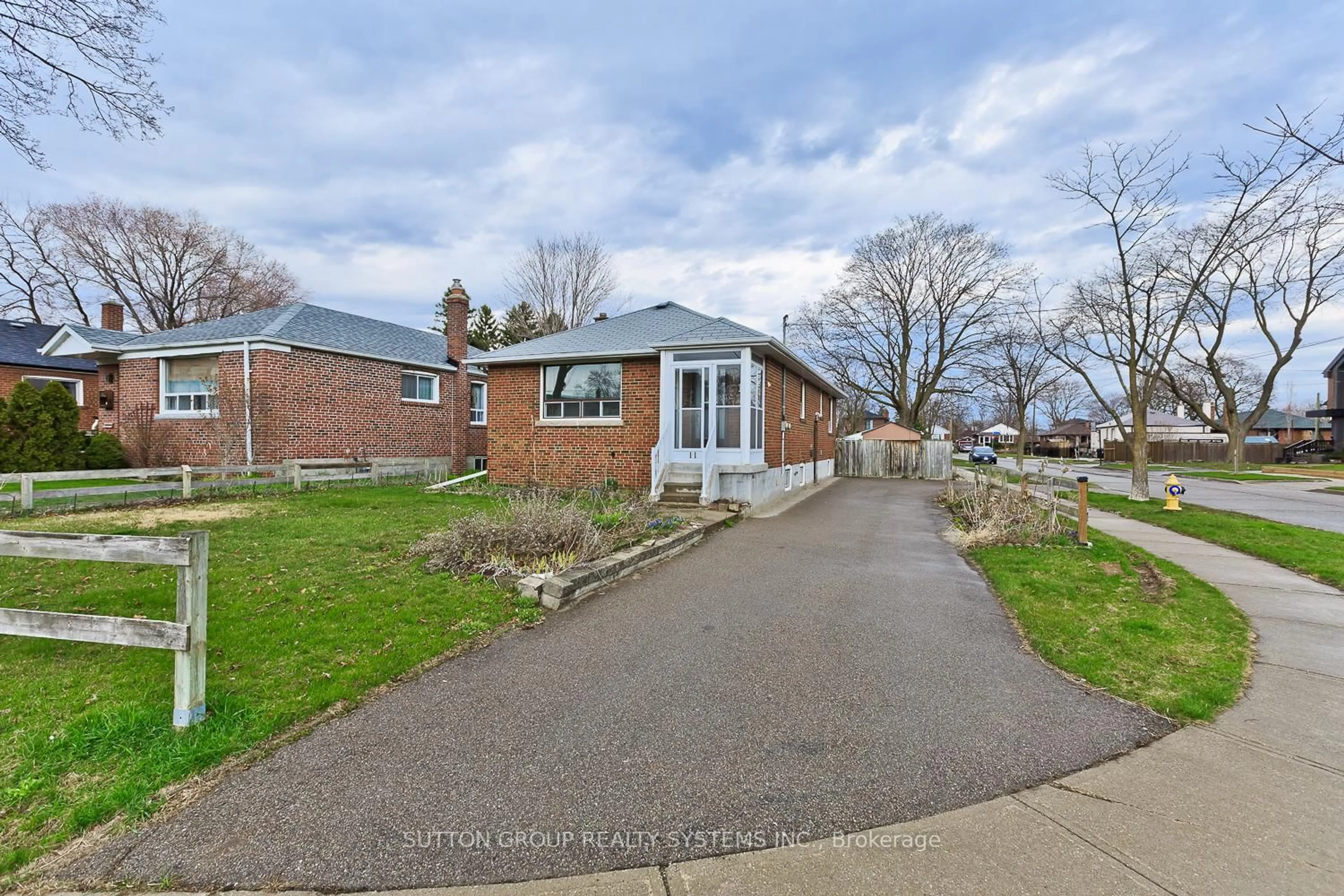 A pic from outside/outdoor area/front of a property/back of a property/a pic from drone, street for 11 Helsby Cres, Toronto Ontario M8W 4V7