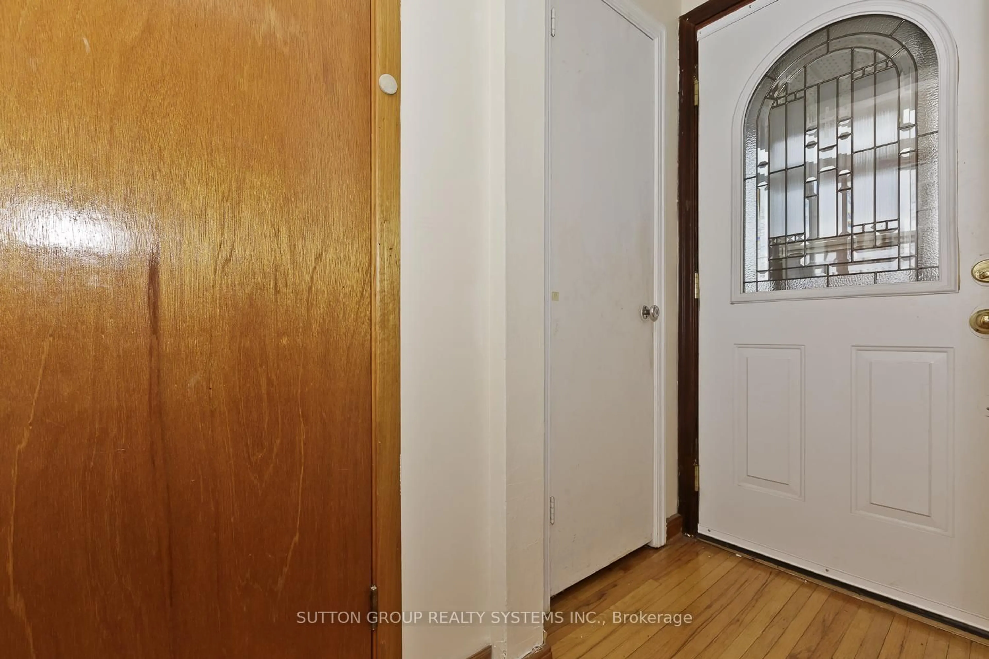 Indoor entryway for 11 Helsby Cres, Toronto Ontario M8W 4V7