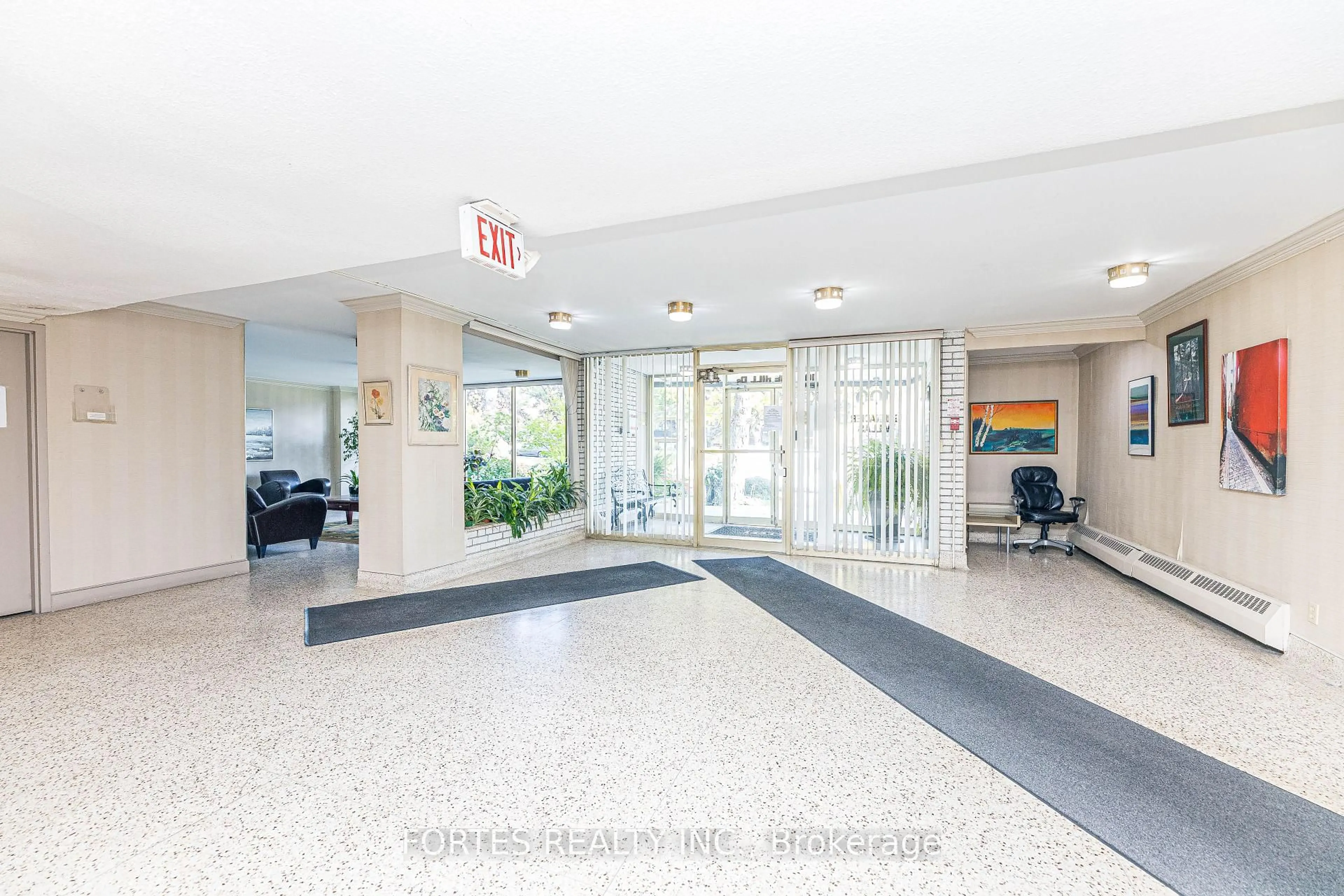 Indoor foyer for 100 Coe Hill Dr #102, Toronto Ontario M6S 3E1