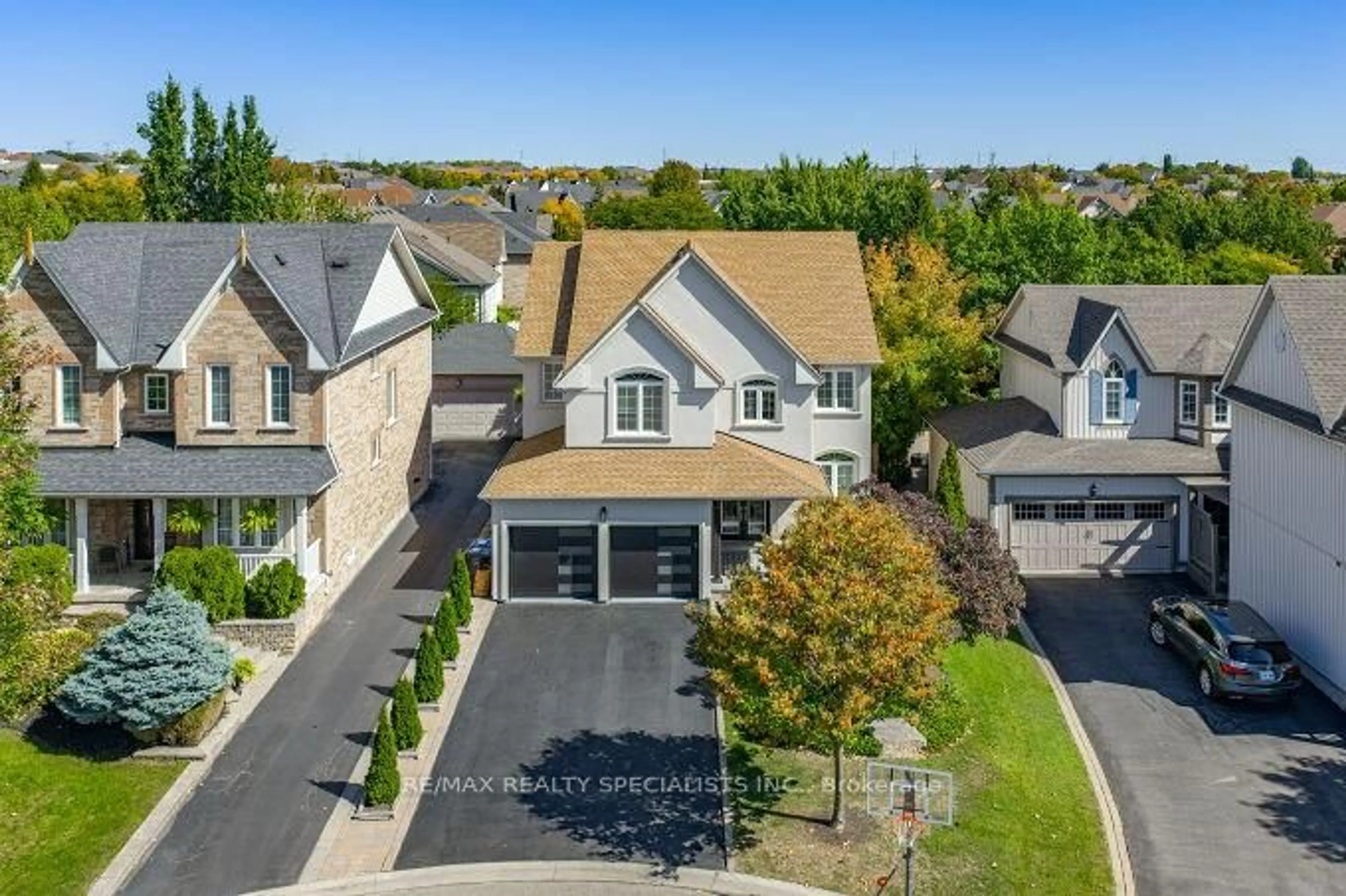 A pic from outside/outdoor area/front of a property/back of a property/a pic from drone, street for 7123 White Pine Crt, Mississauga Ontario L5W 1W6