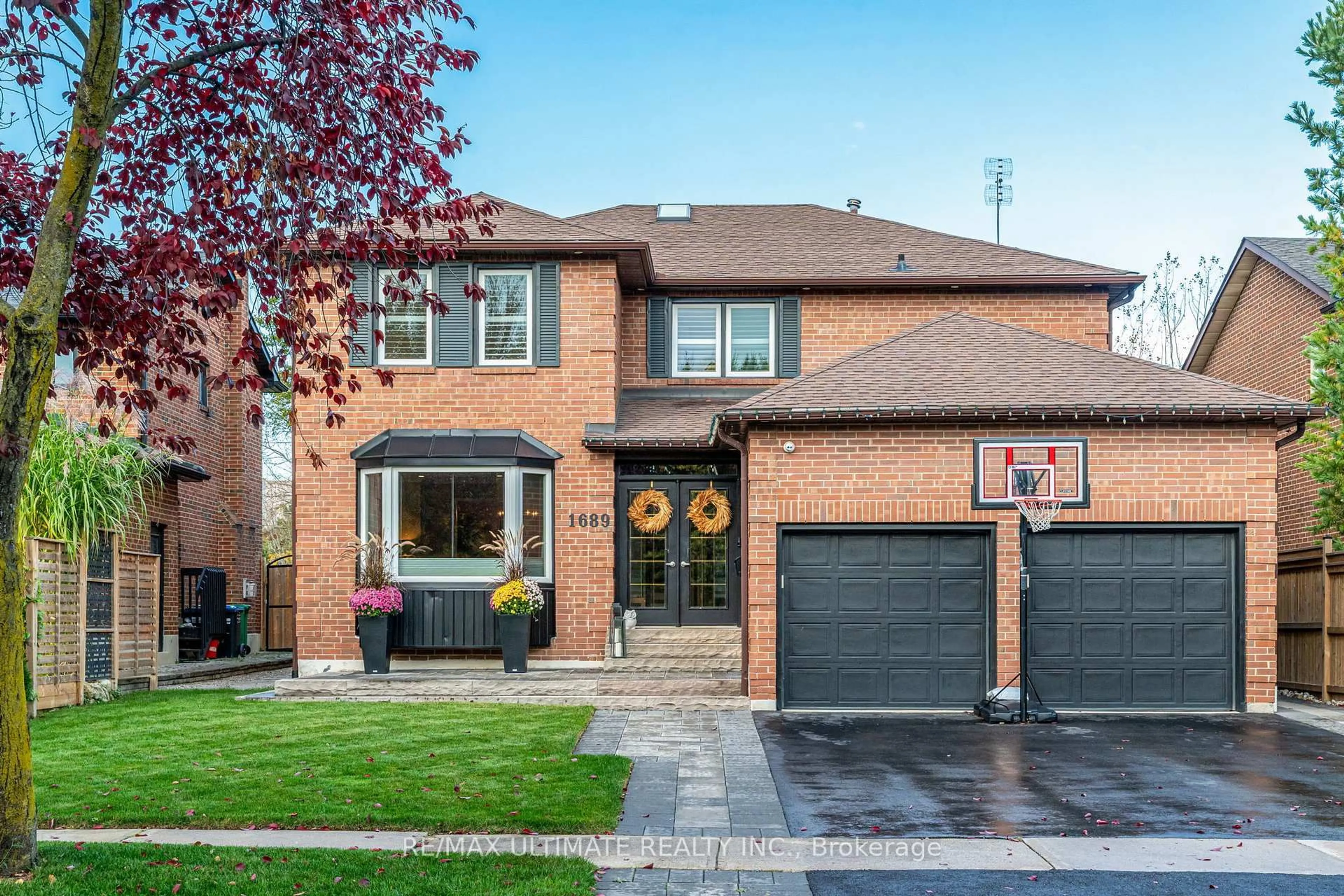 Home with brick exterior material, street for 1689 Copseholm Tr, Mississauga Ontario L4W 2C1