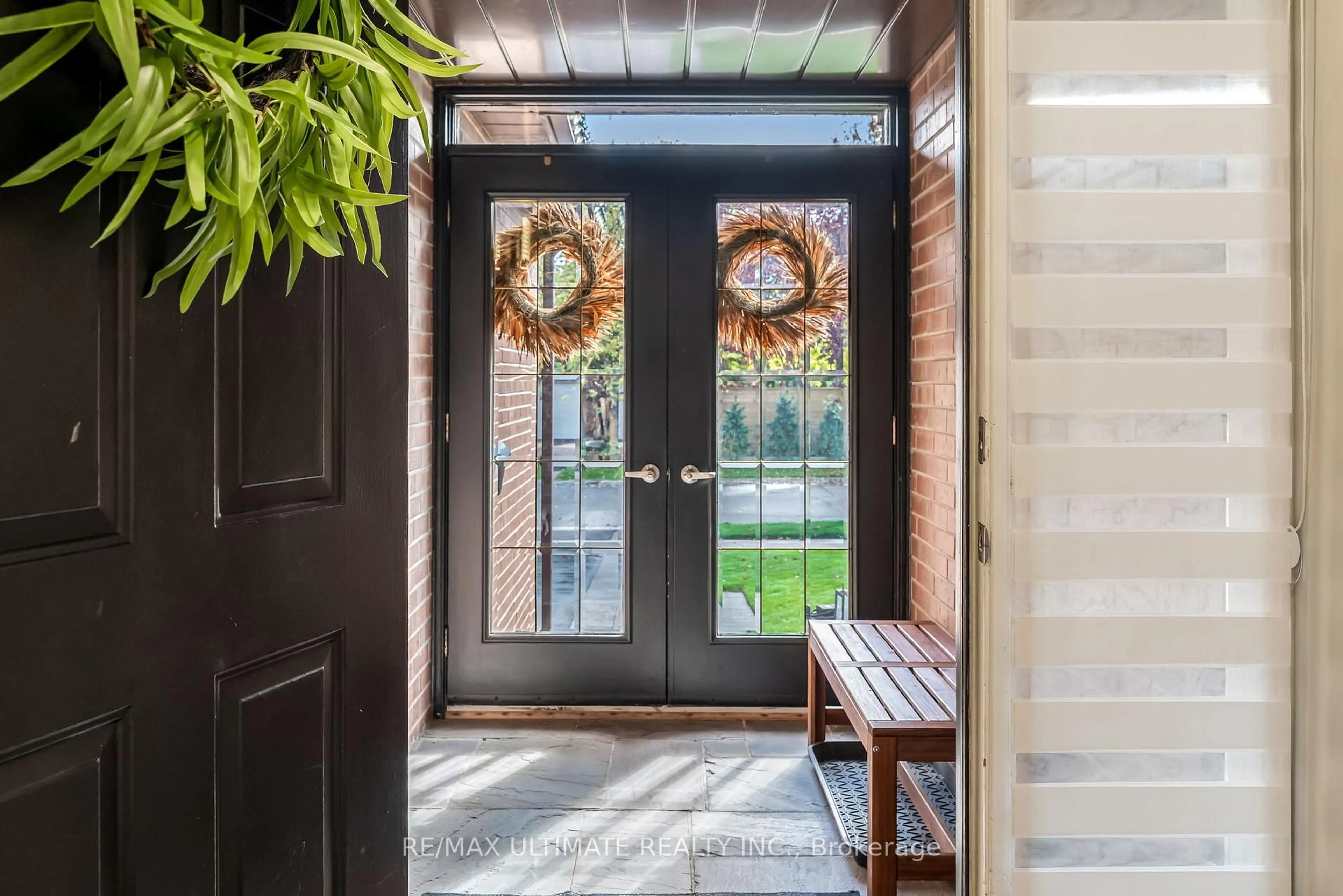 Indoor entryway for 1689 Copseholm Tr, Mississauga Ontario L4W 2C1