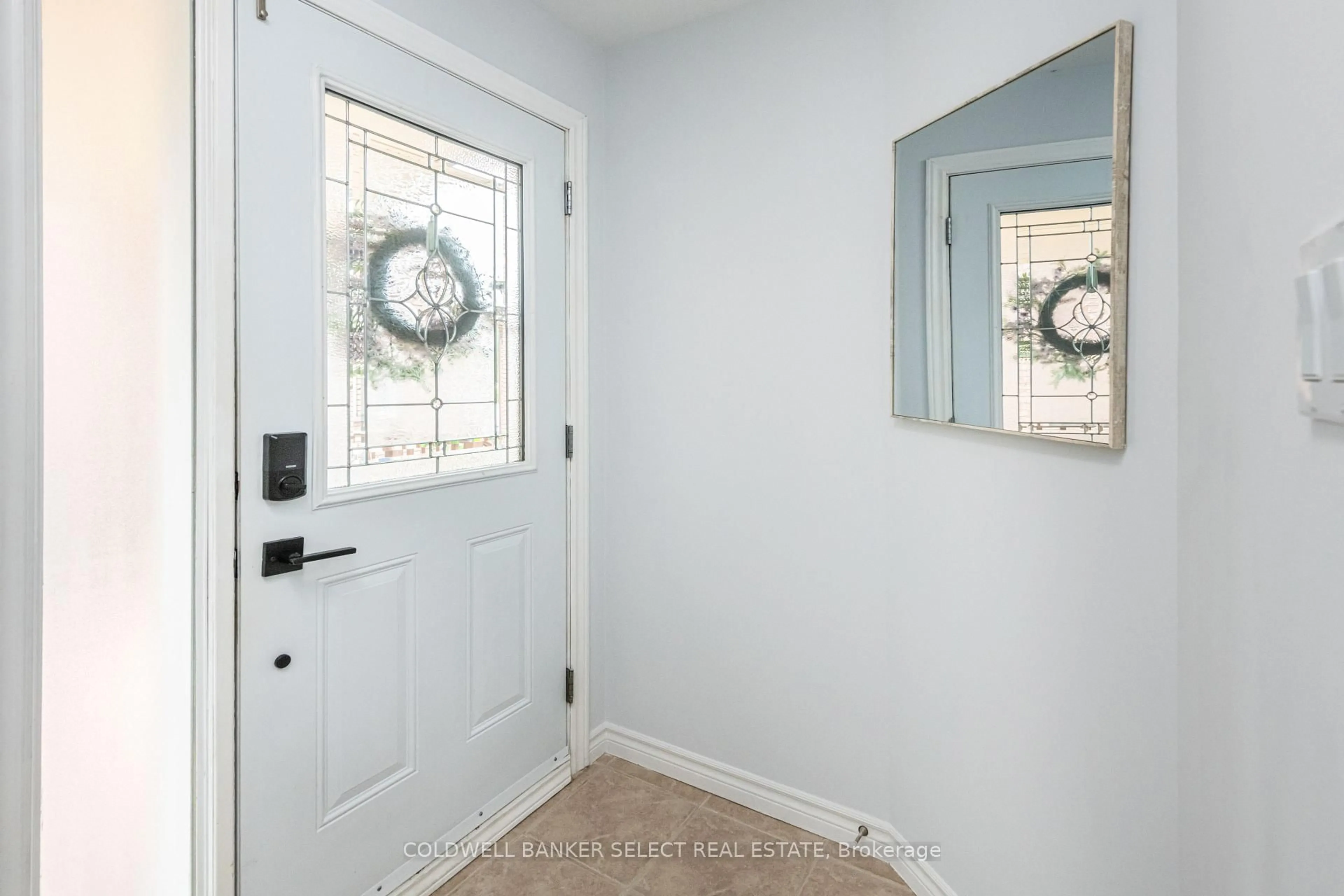 Indoor entryway for 3445 Bertrand Rd, Mississauga Ontario L5L 4G5