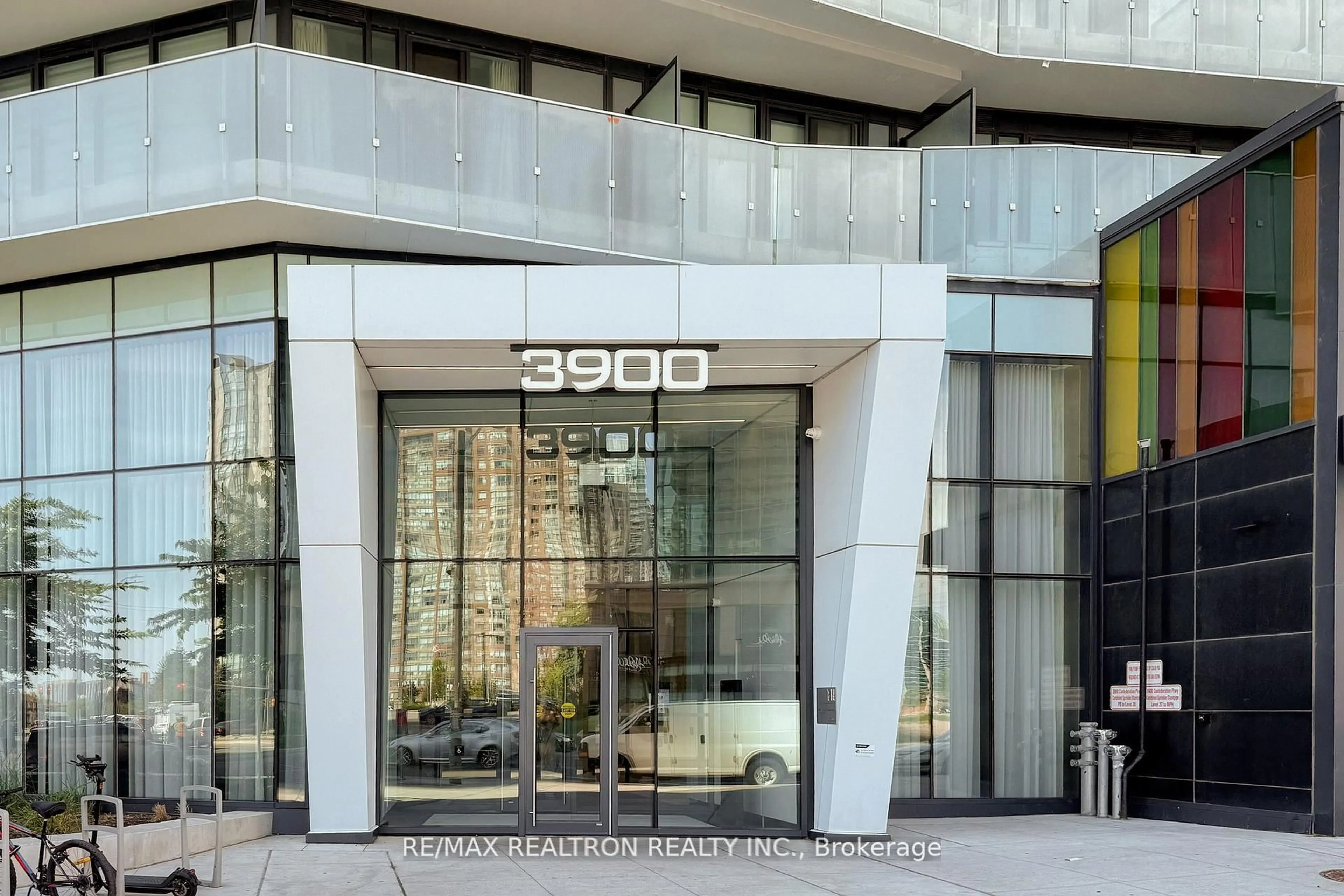Indoor foyer for 3900 Confederation Pkwy #1510, Mississauga Ontario L5B 0M3
