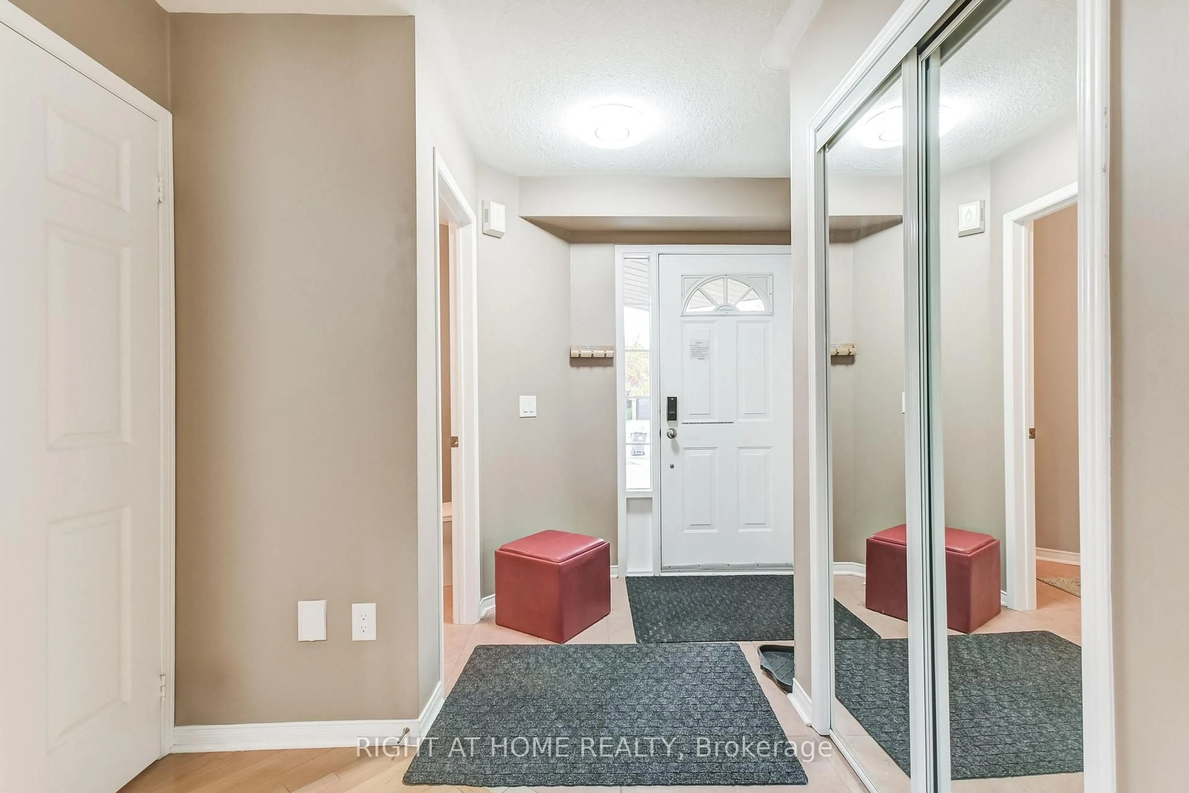 Indoor entryway for 51 Crestridge Dr, Caledon Ontario L7E 2T9