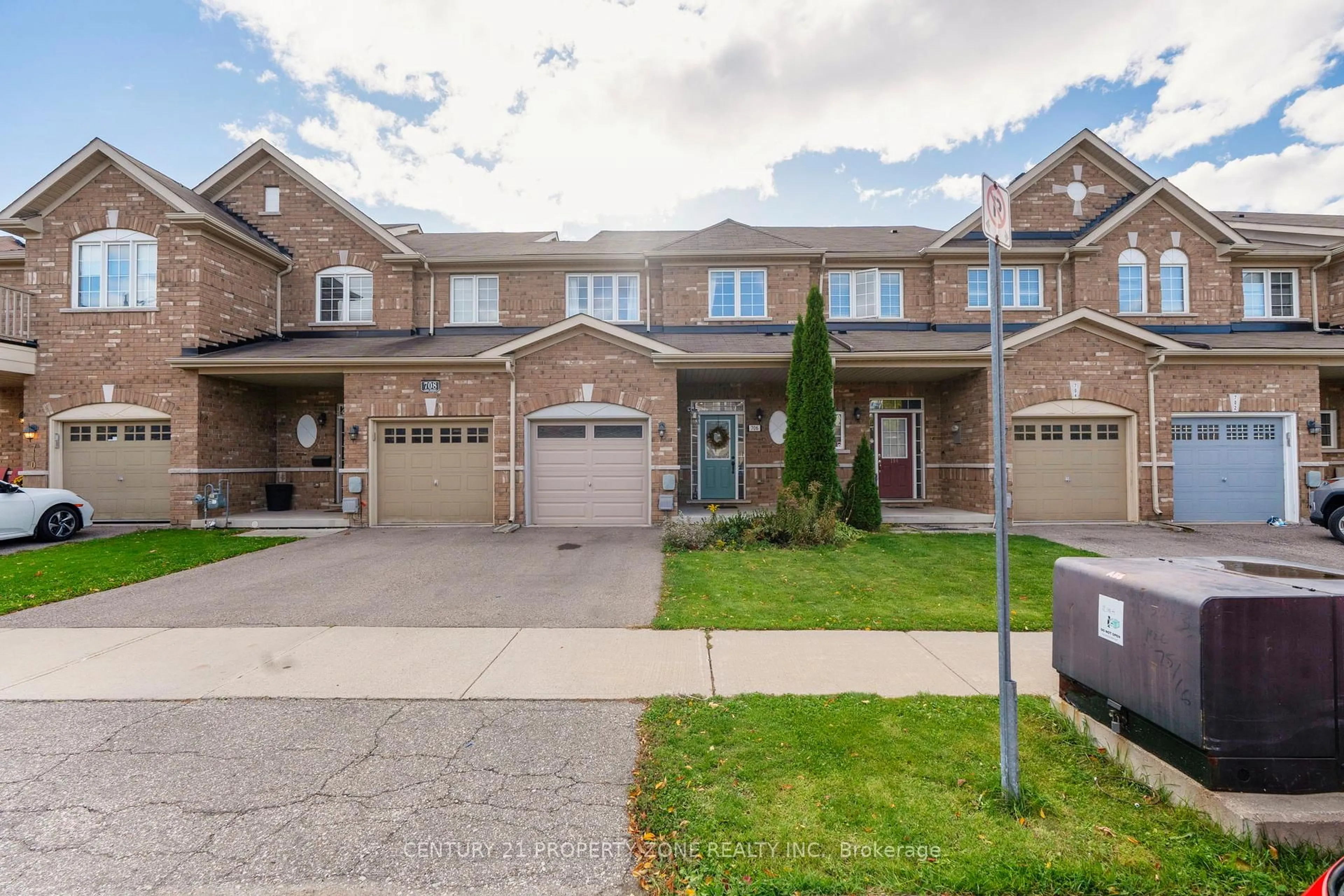 A pic from outside/outdoor area/front of a property/back of a property/a pic from drone, street for 706 AGNEW Cres, Milton Ontario L9T 8M6