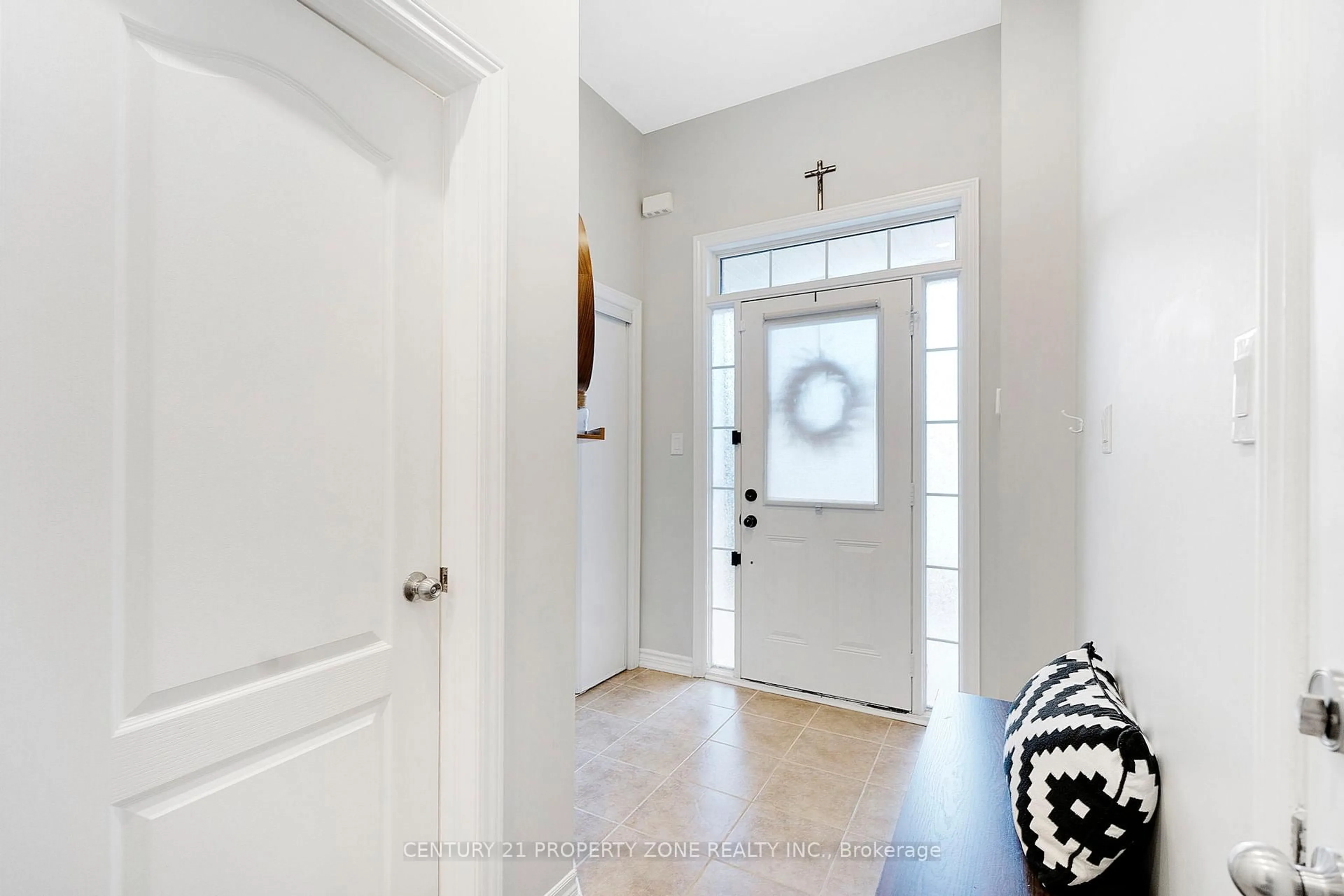Indoor entryway for 706 AGNEW Cres, Milton Ontario L9T 8M6