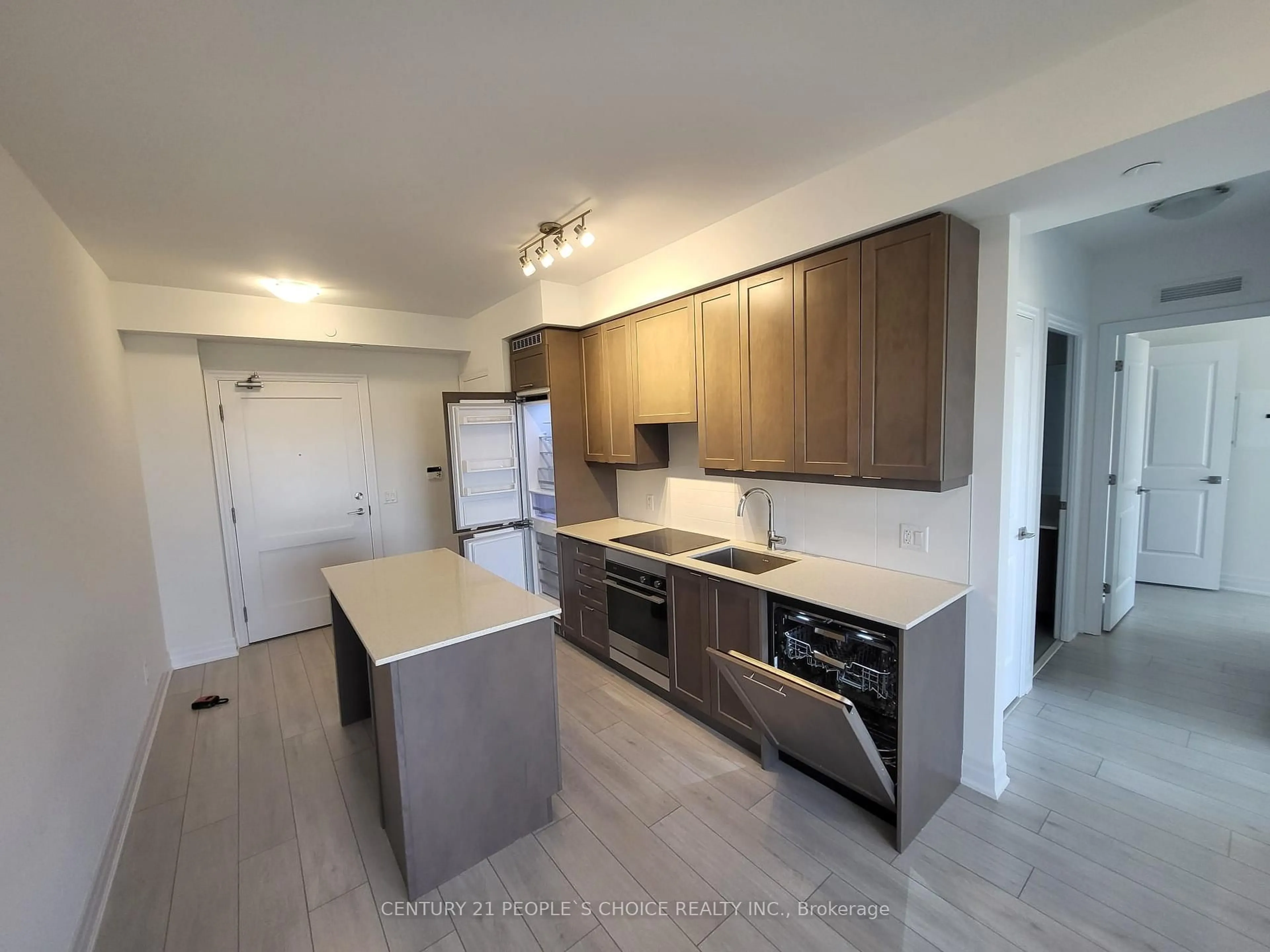 Open concept kitchen, ceramic/tile floor for 30 Elm Dr #1102, Mississauga Ontario L5B 1L9