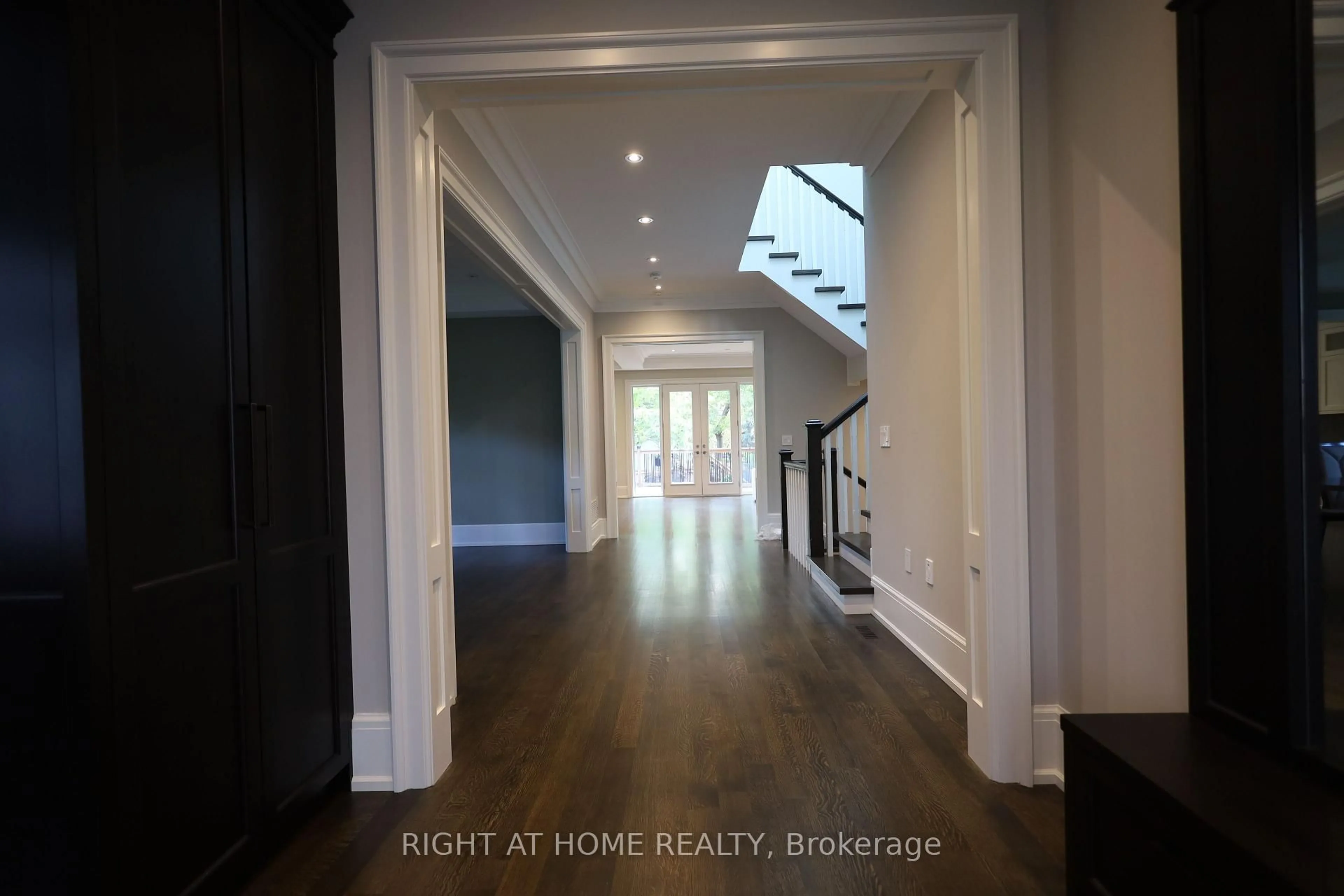 Indoor entryway for 2 Finchley Rd, Toronto Ontario M9A 2X3