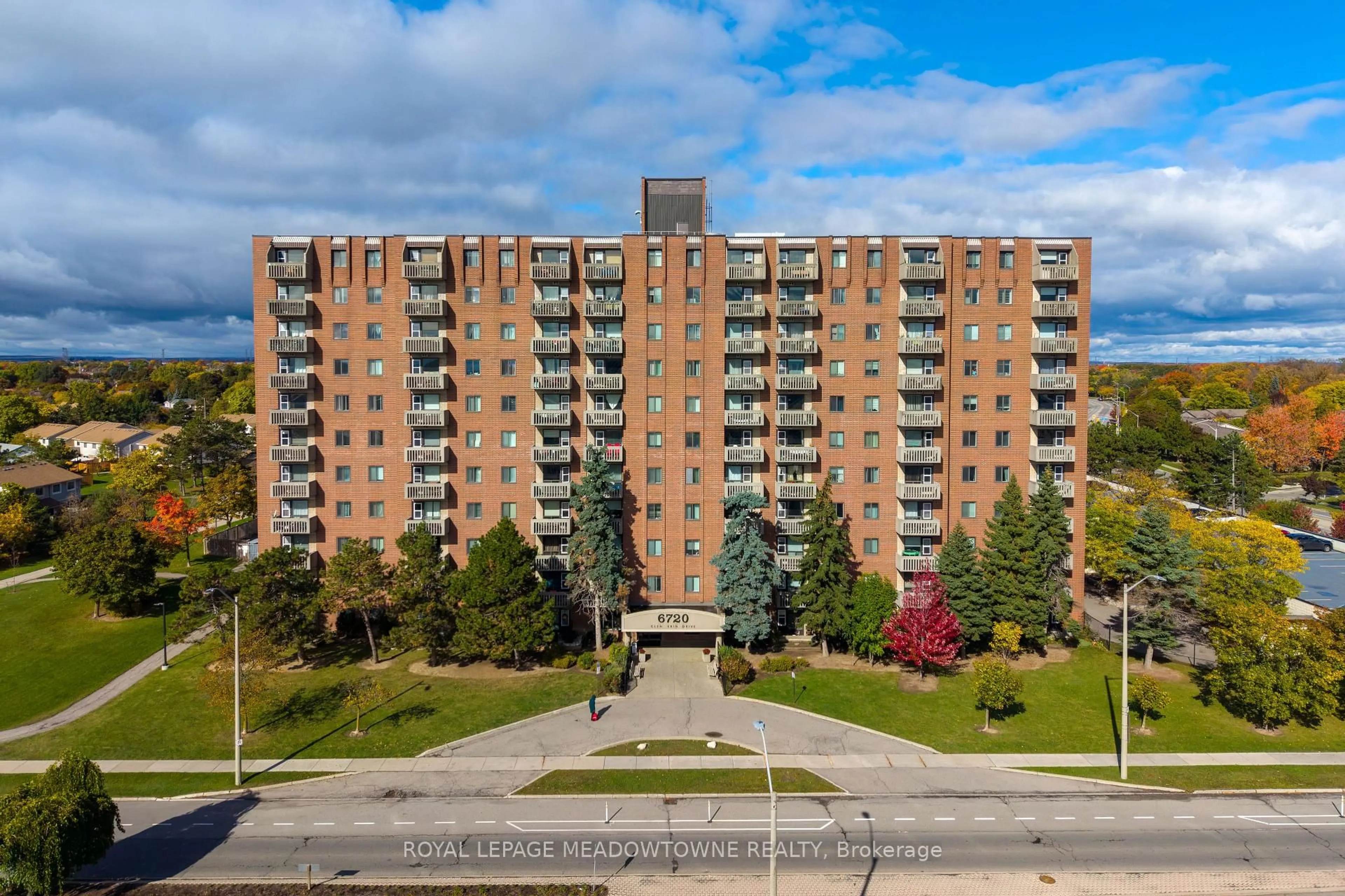 A pic from outside/outdoor area/front of a property/back of a property/a pic from drone, building for 6720 Glen Erin Dr #501, Mississauga Ontario L5N 3K8
