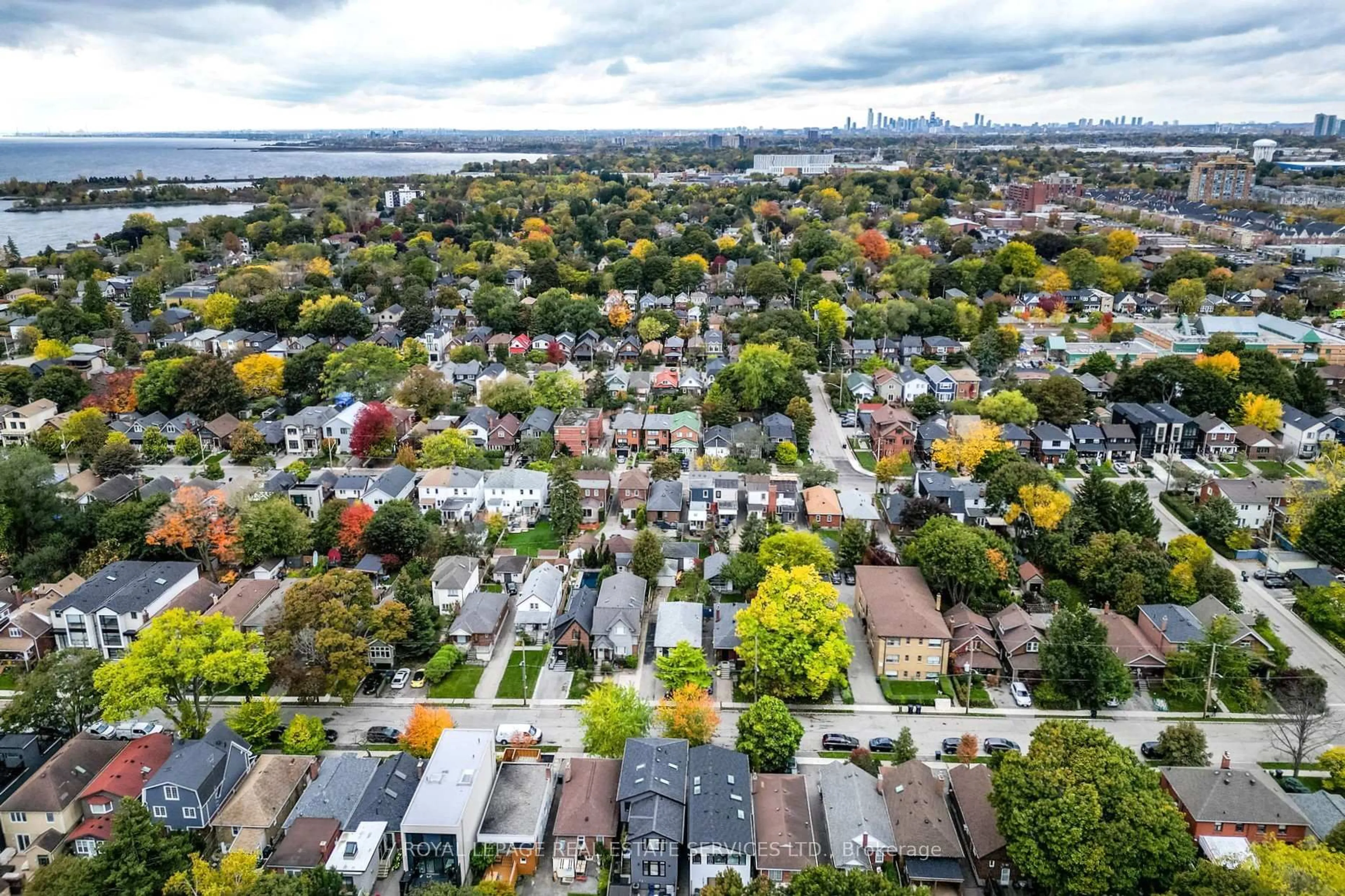 A pic from outside/outdoor area/front of a property/back of a property/a pic from drone, unknown for 44 Fourth St, Toronto Ontario M8V 2Y3