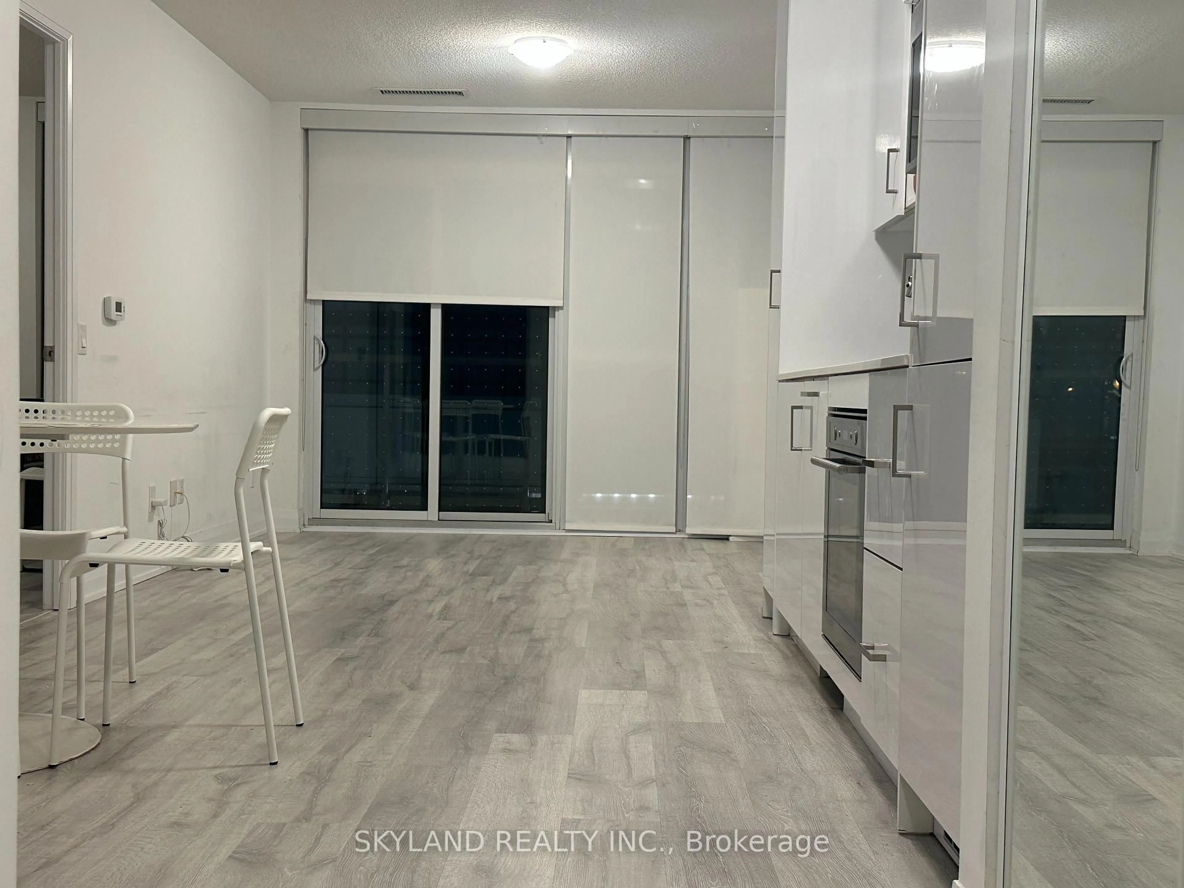 Unknown for 251 Manitoba St #205, Toronto Ontario M8Y 0C7