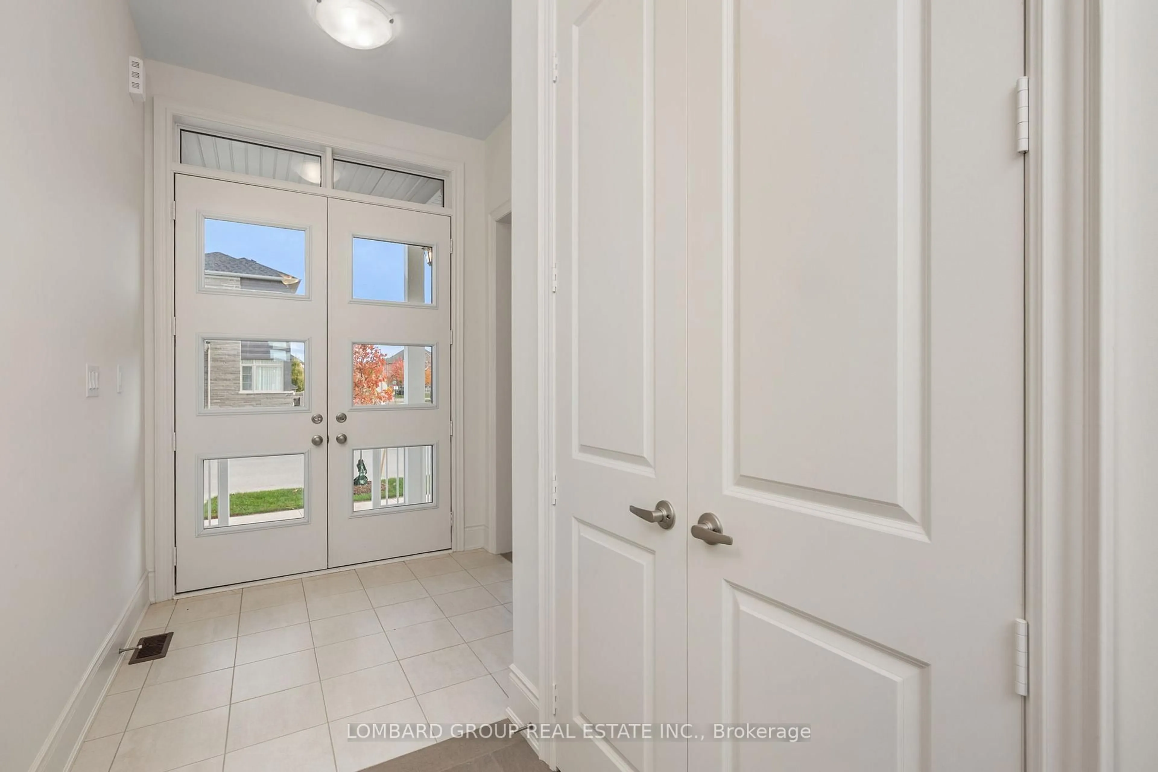 Indoor entryway for 37 North Park Blvd, Oakville Ontario L6M 0W8