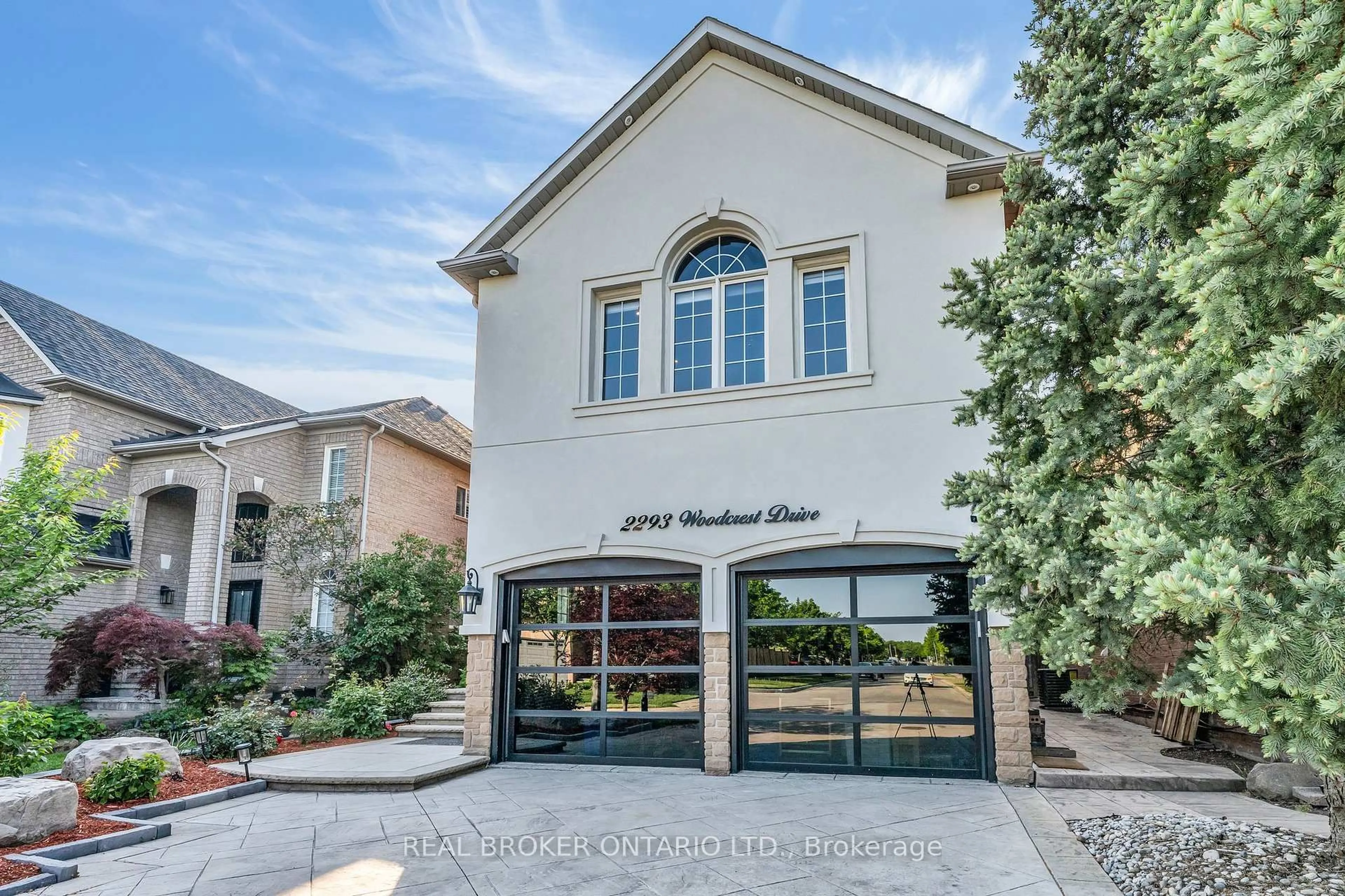 Indoor foyer for 2293 Woodcrest Dr, Oakville Ontario L6M 4C5