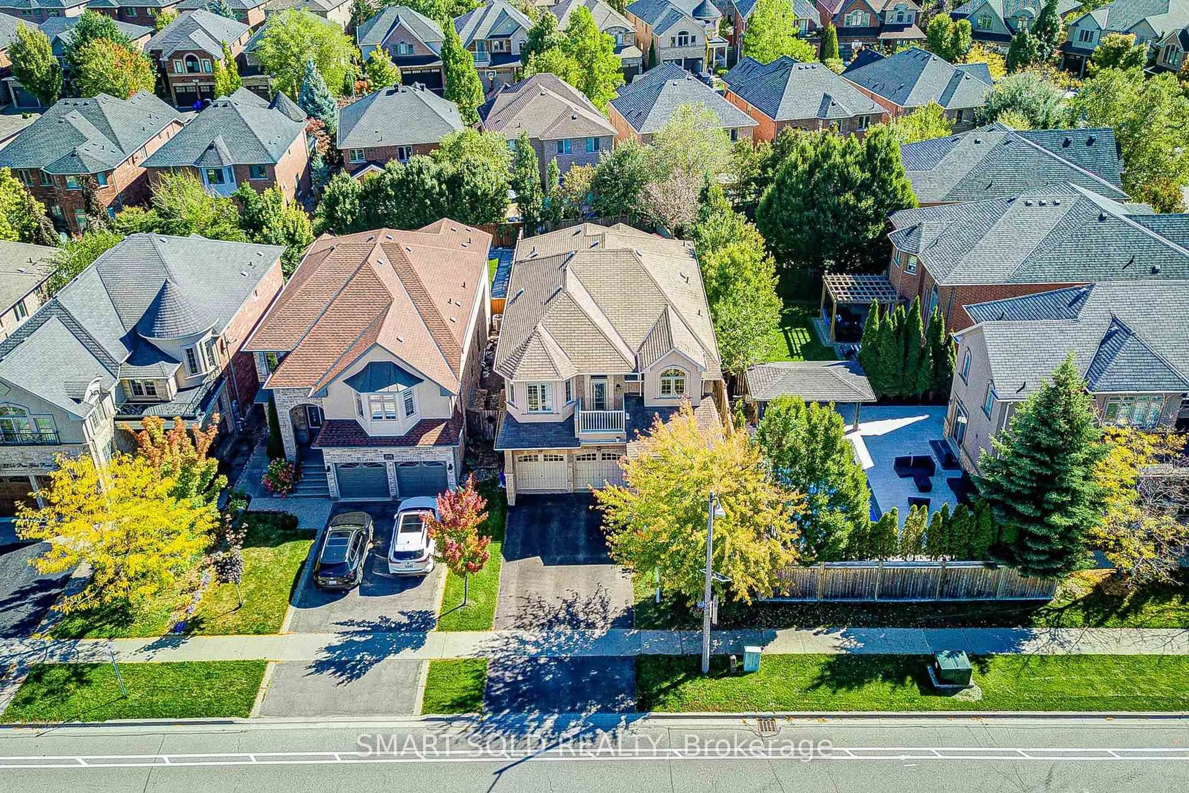 A pic from outside/outdoor area/front of a property/back of a property/a pic from drone, street for 2252 Pine Glen Rd, Oakville Ontario L6M 0G5