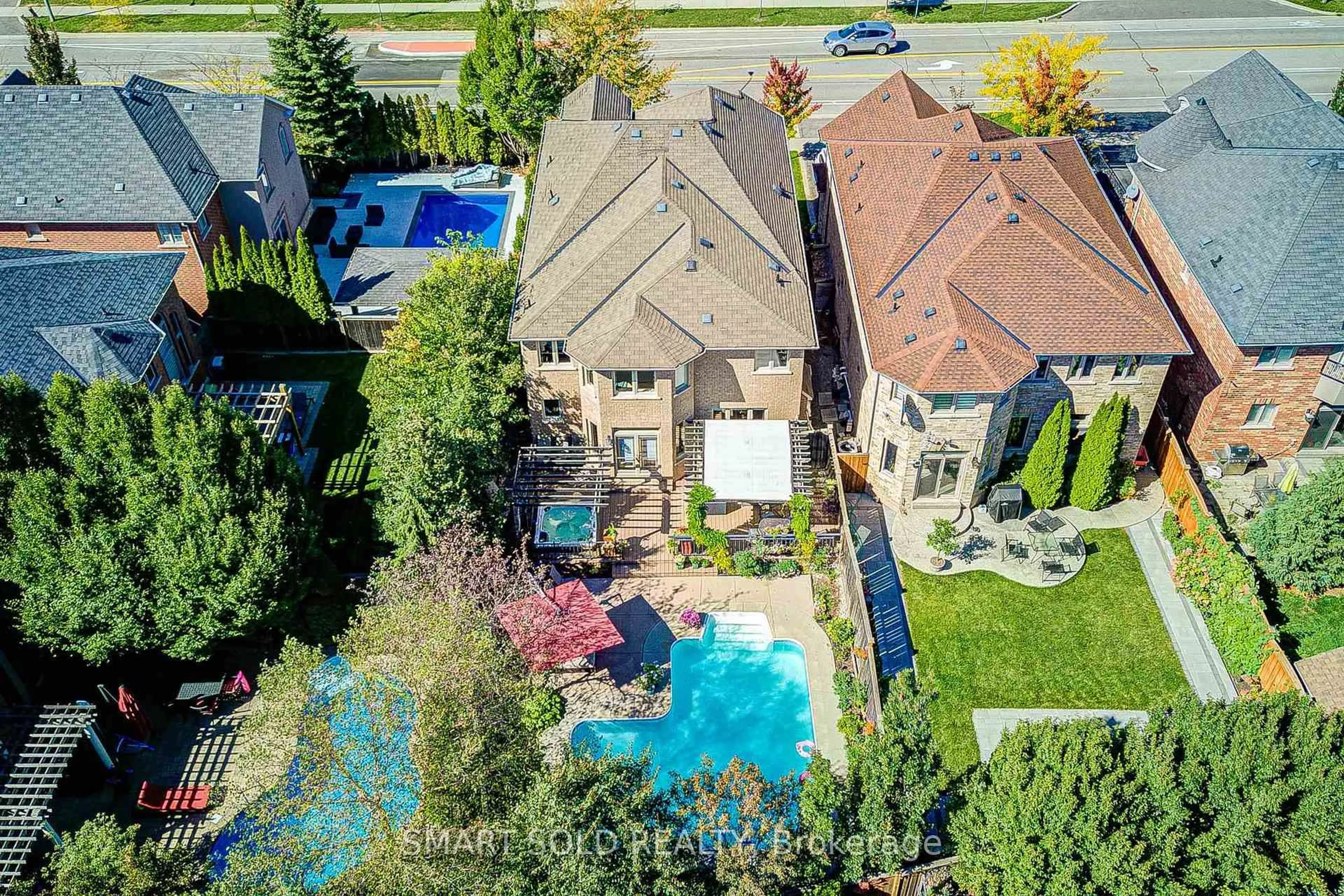 A pic from outside/outdoor area/front of a property/back of a property/a pic from drone, street for 2252 Pine Glen Rd, Oakville Ontario L6M 0G5