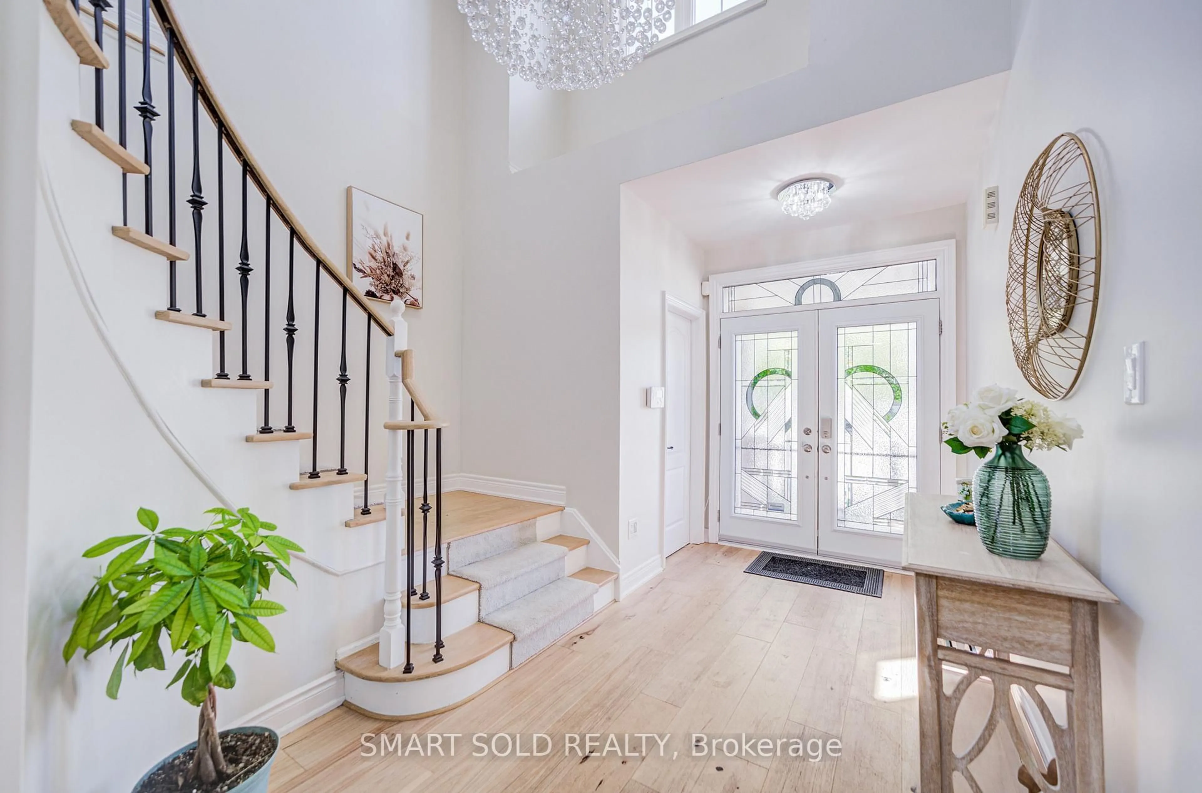 Indoor entryway for 2252 Pine Glen Rd, Oakville Ontario L6M 0G5