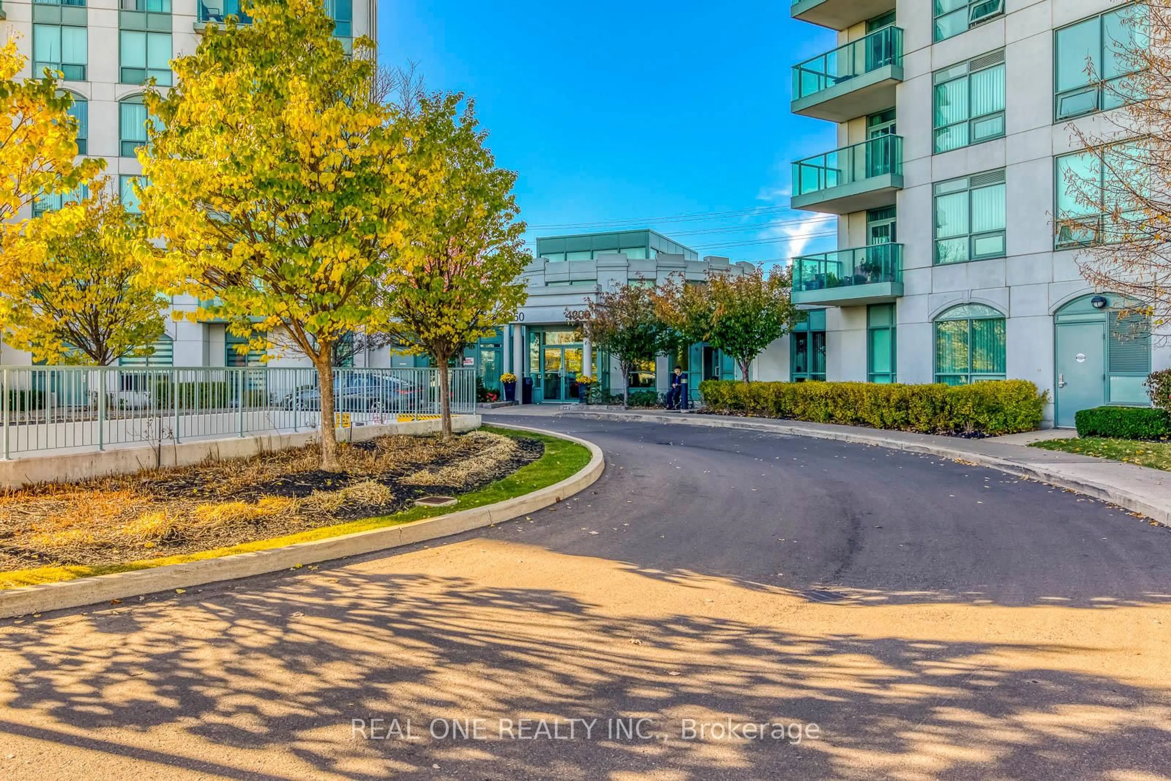 A pic from outside/outdoor area/front of a property/back of a property/a pic from drone, unknown for 4900 Glen Erin Dr #1003, Mississauga Ontario L5M 7S2