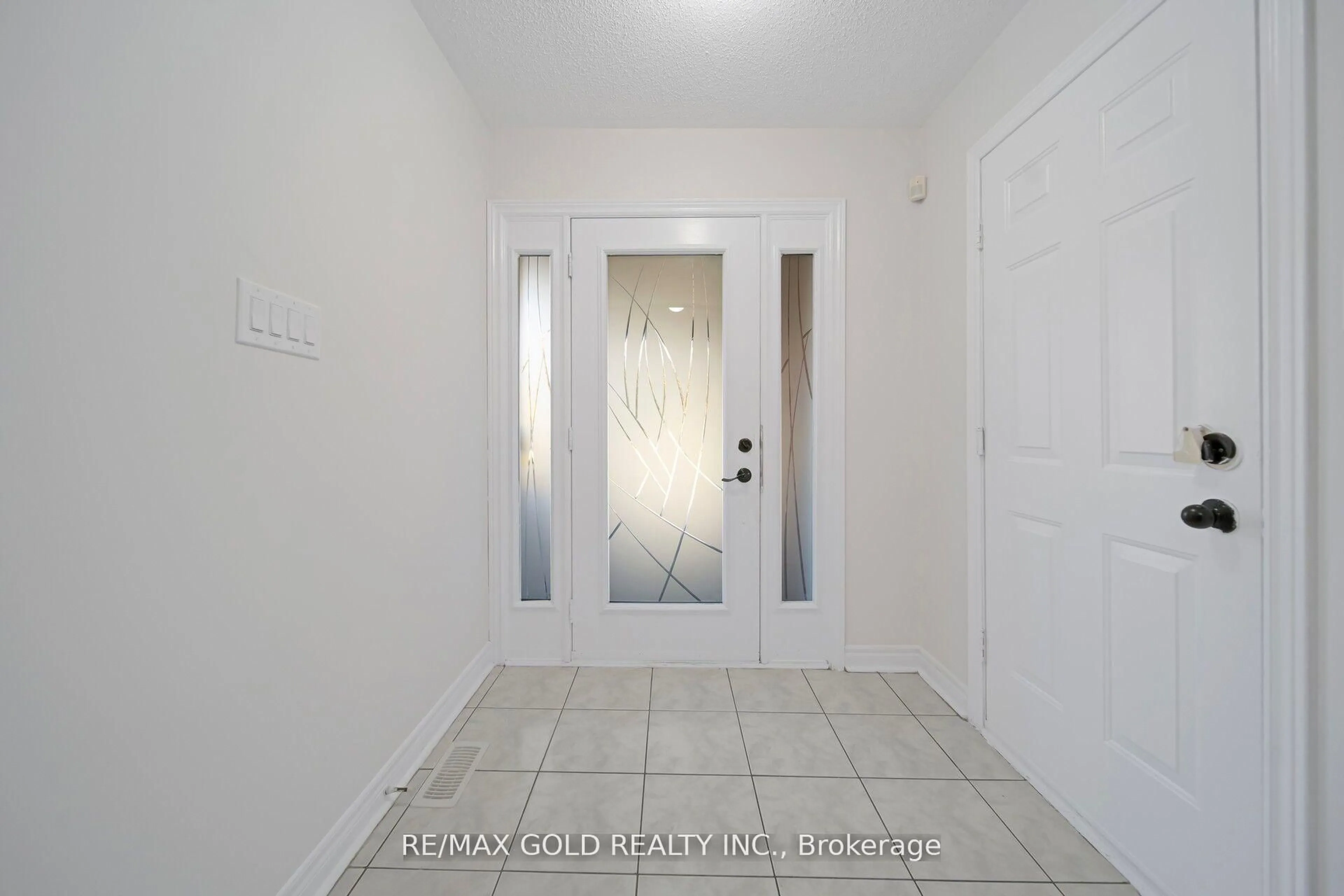 Indoor entryway for 4 Sahara Tr, Brampton Ontario L6R 1P2