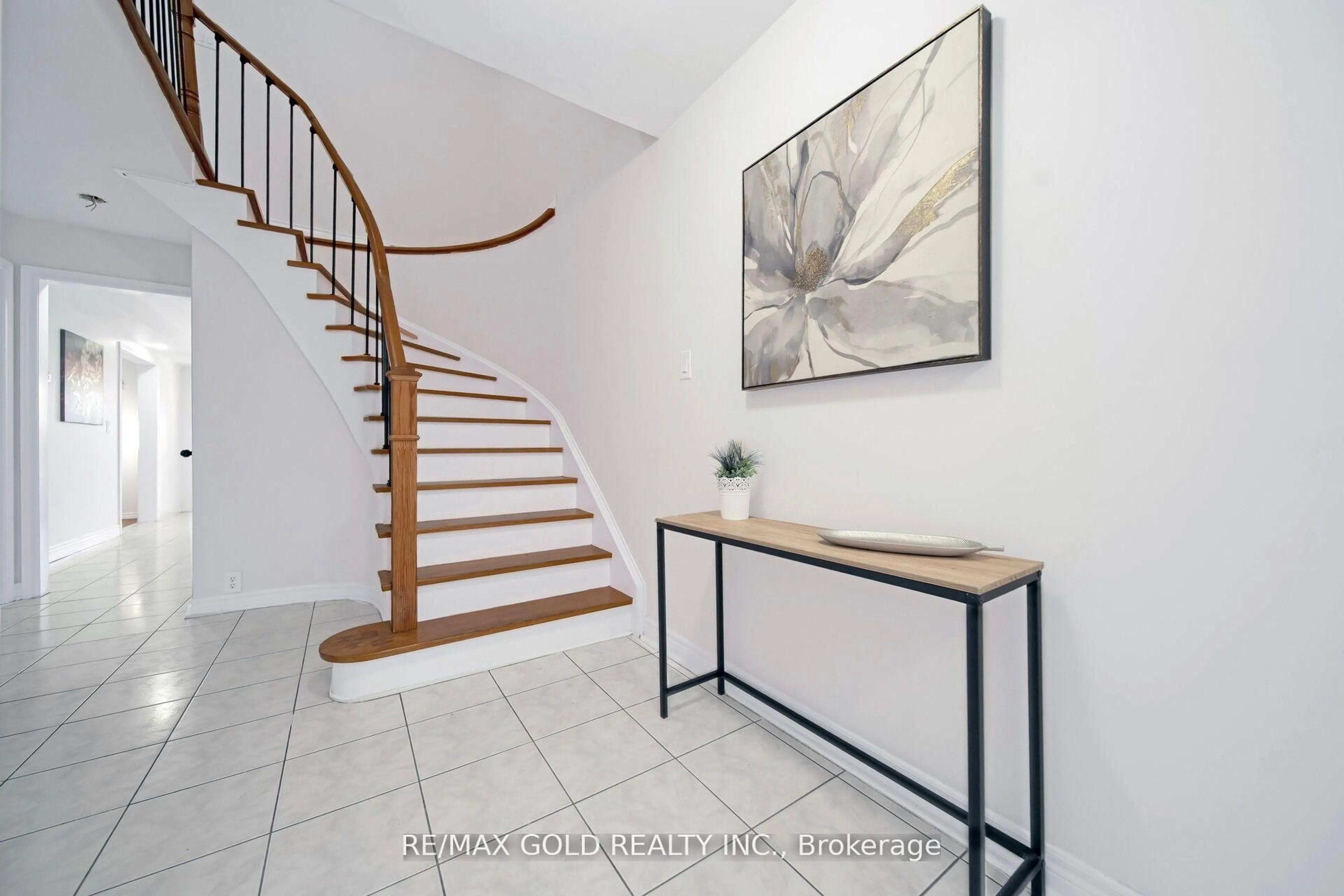 Indoor entryway for 4 Sahara Tr, Brampton Ontario L6R 1P2