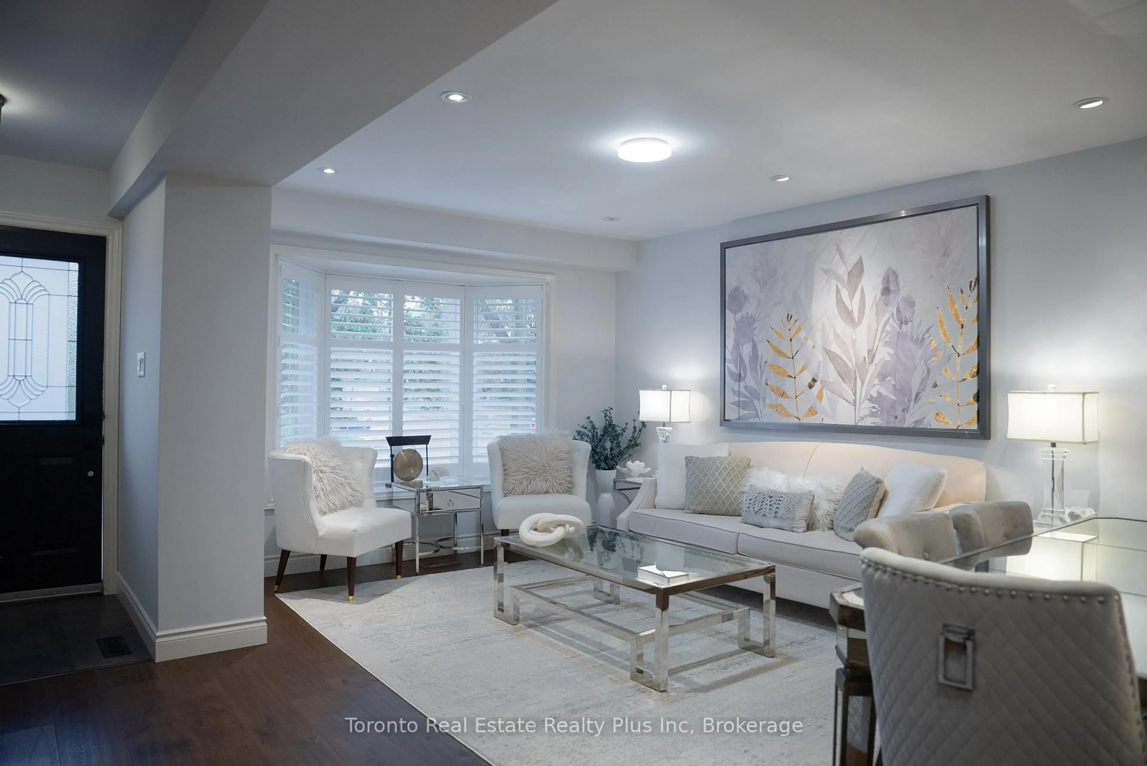 Living room with furniture, unknown for 2797 Constable Rd, Mississauga Ontario L5J 1W6