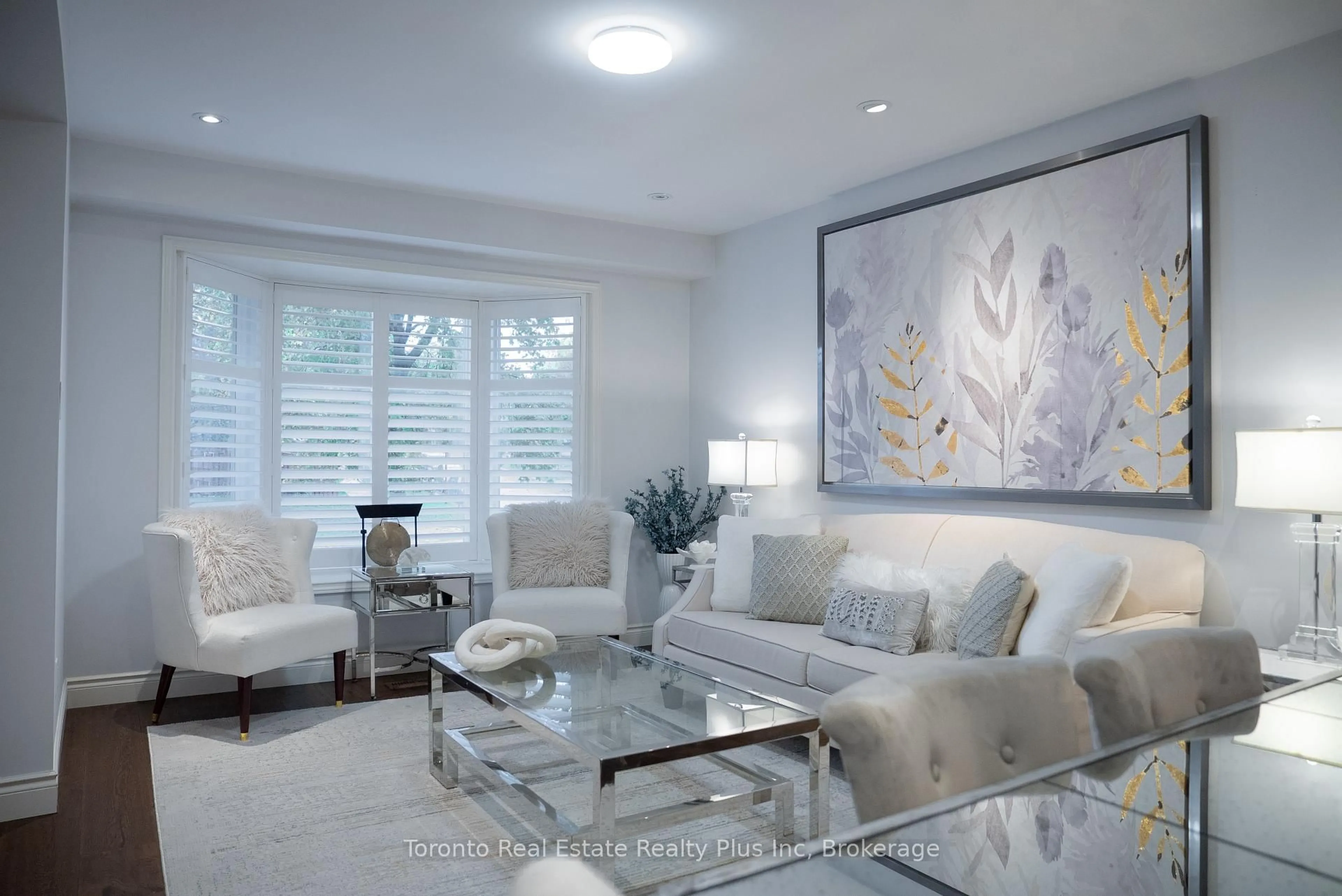 Living room with furniture, unknown for 2797 Constable Rd, Mississauga Ontario L5J 1W6