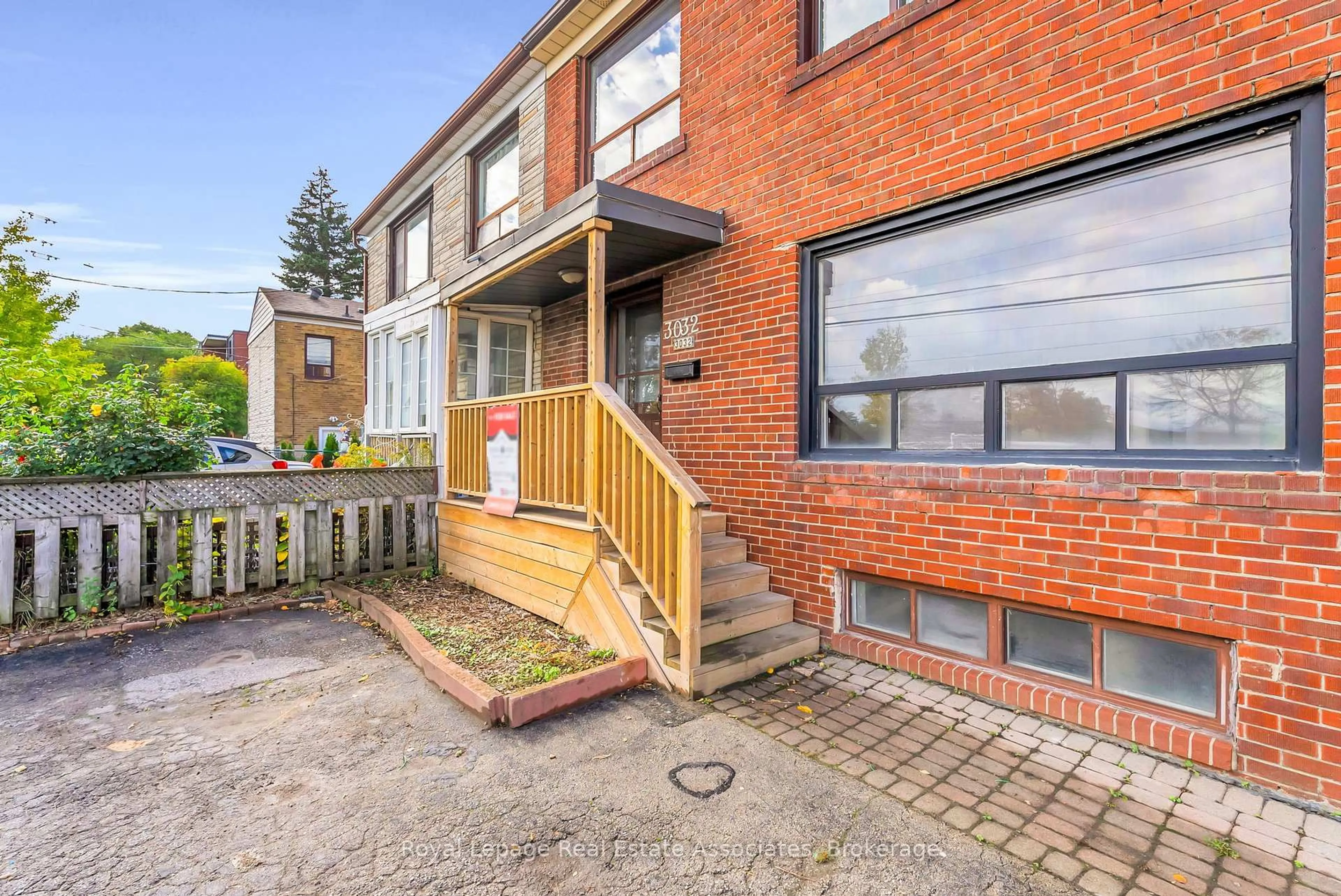 Unknown for 3032 Keele St, Toronto Ontario M3M 2H4