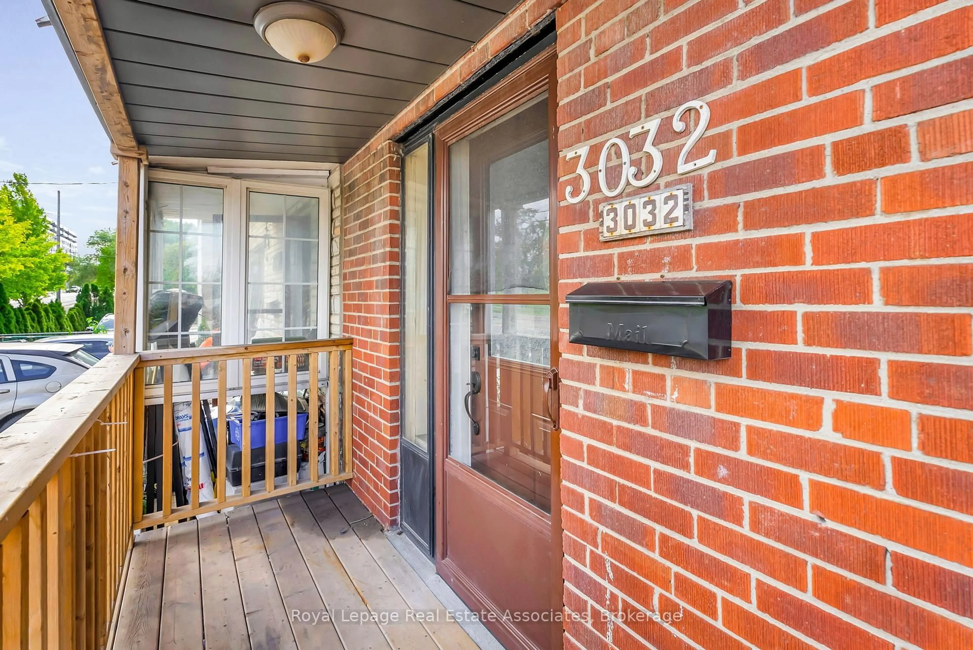 Indoor entryway for 3032 Keele St, Toronto Ontario M3M 2H4