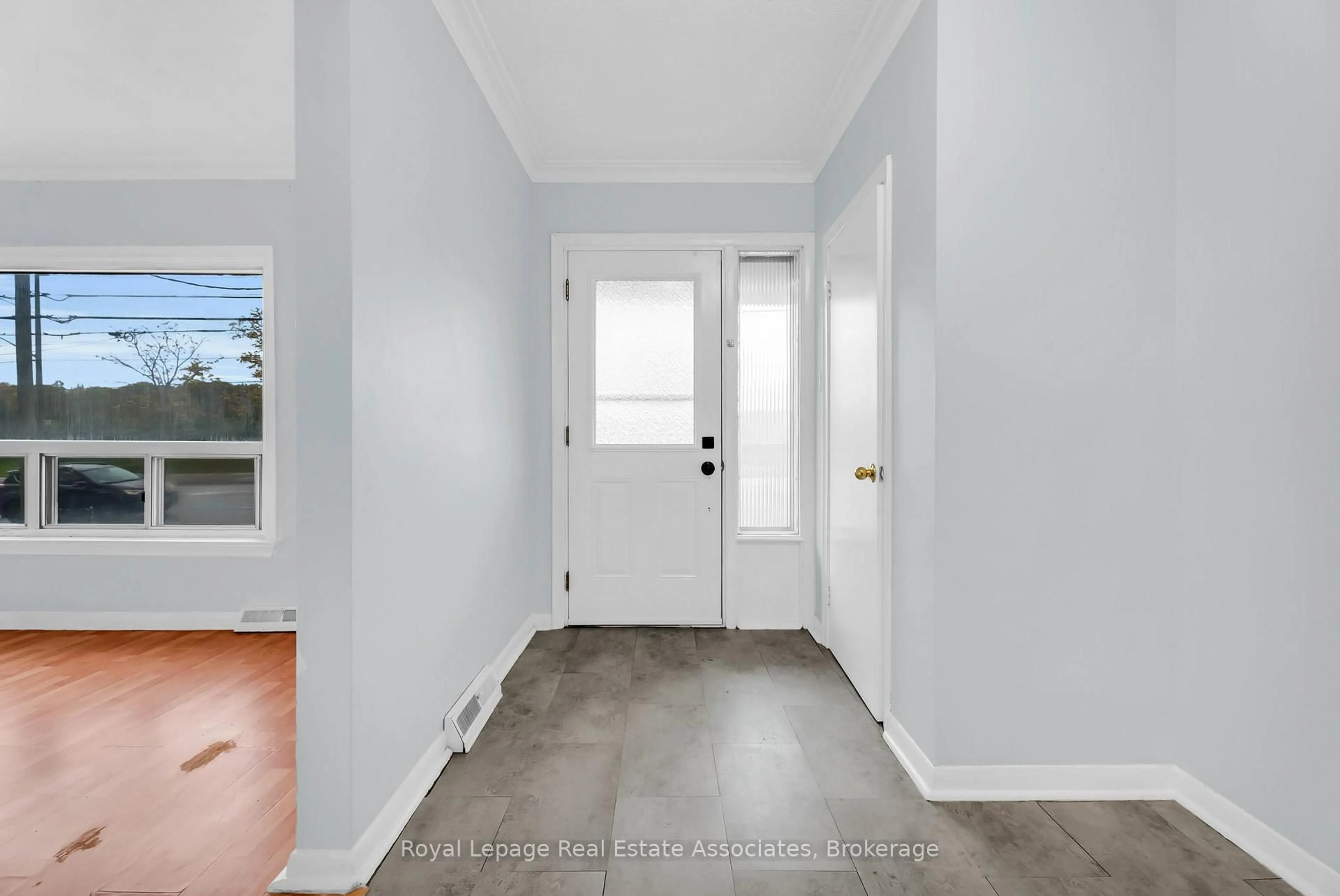 Indoor entryway for 3032 Keele St, Toronto Ontario M3M 2H4