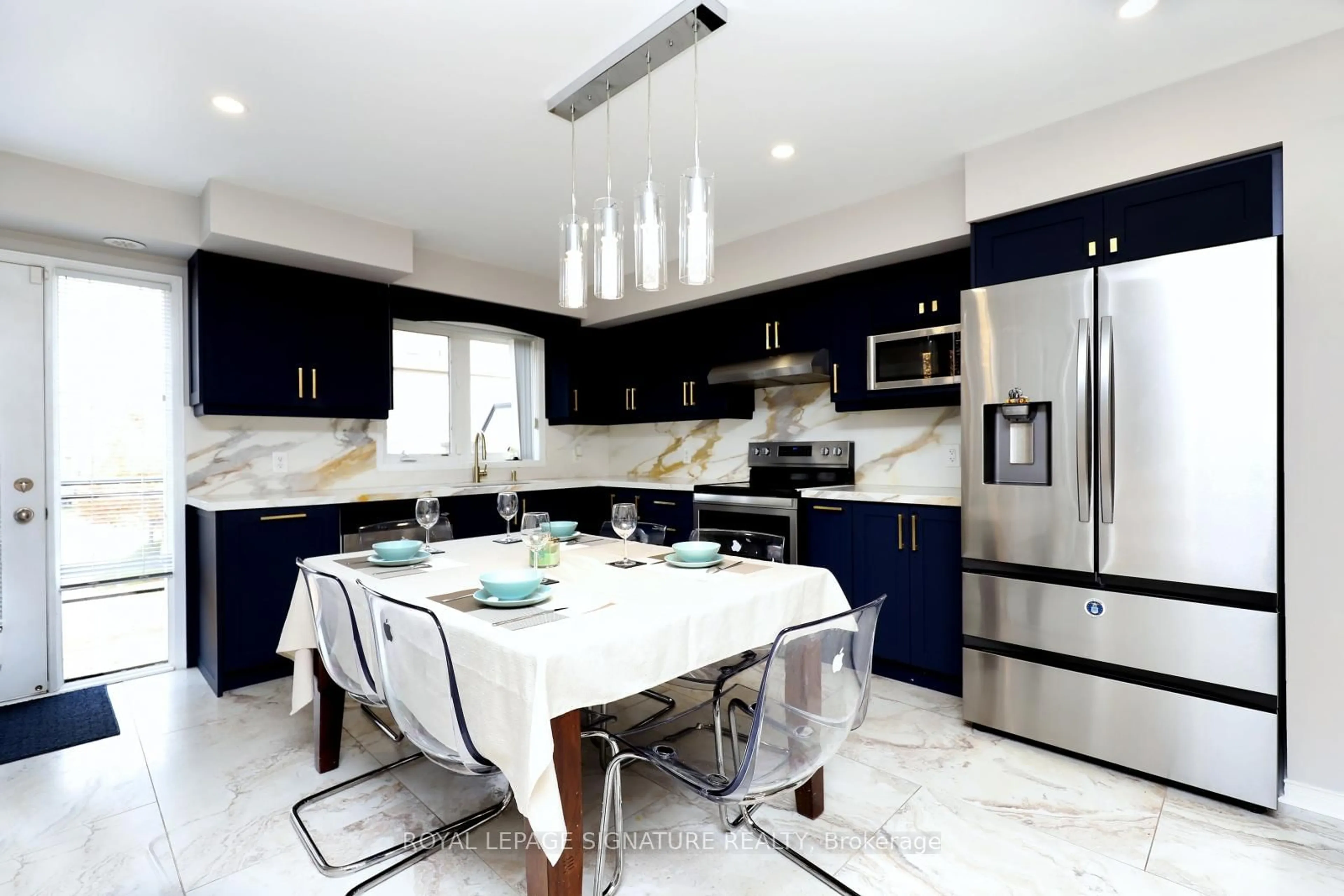 Contemporary kitchen, ceramic/tile floor for 3025 Destination Dr #9, Mississauga Ontario L5M 0P3