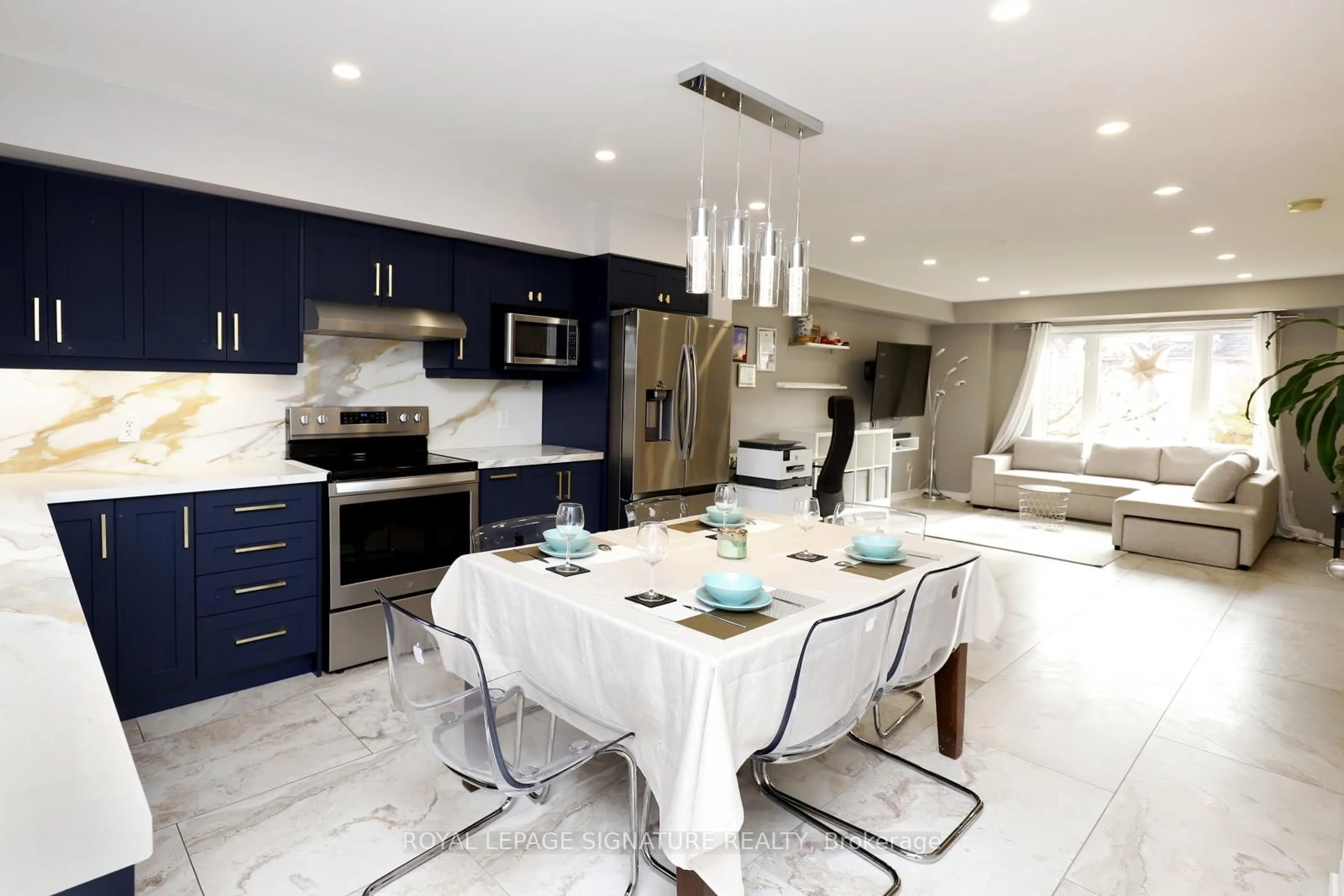 Open concept kitchen, ceramic/tile floor for 3025 Destination Dr #9, Mississauga Ontario L5M 0P3