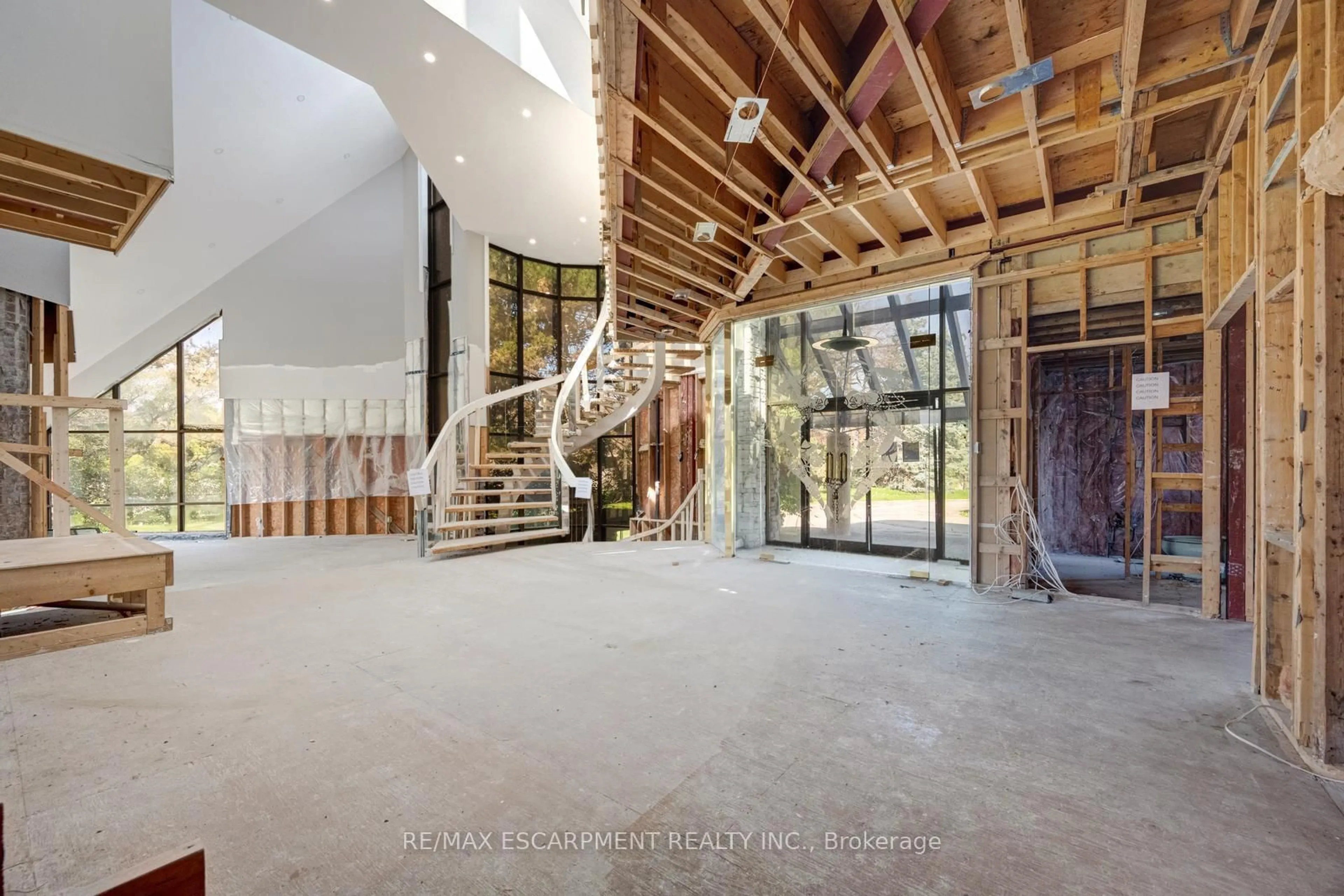 Indoor foyer for 10 Edgeforest Dr, Brampton Ontario L6P 0E1