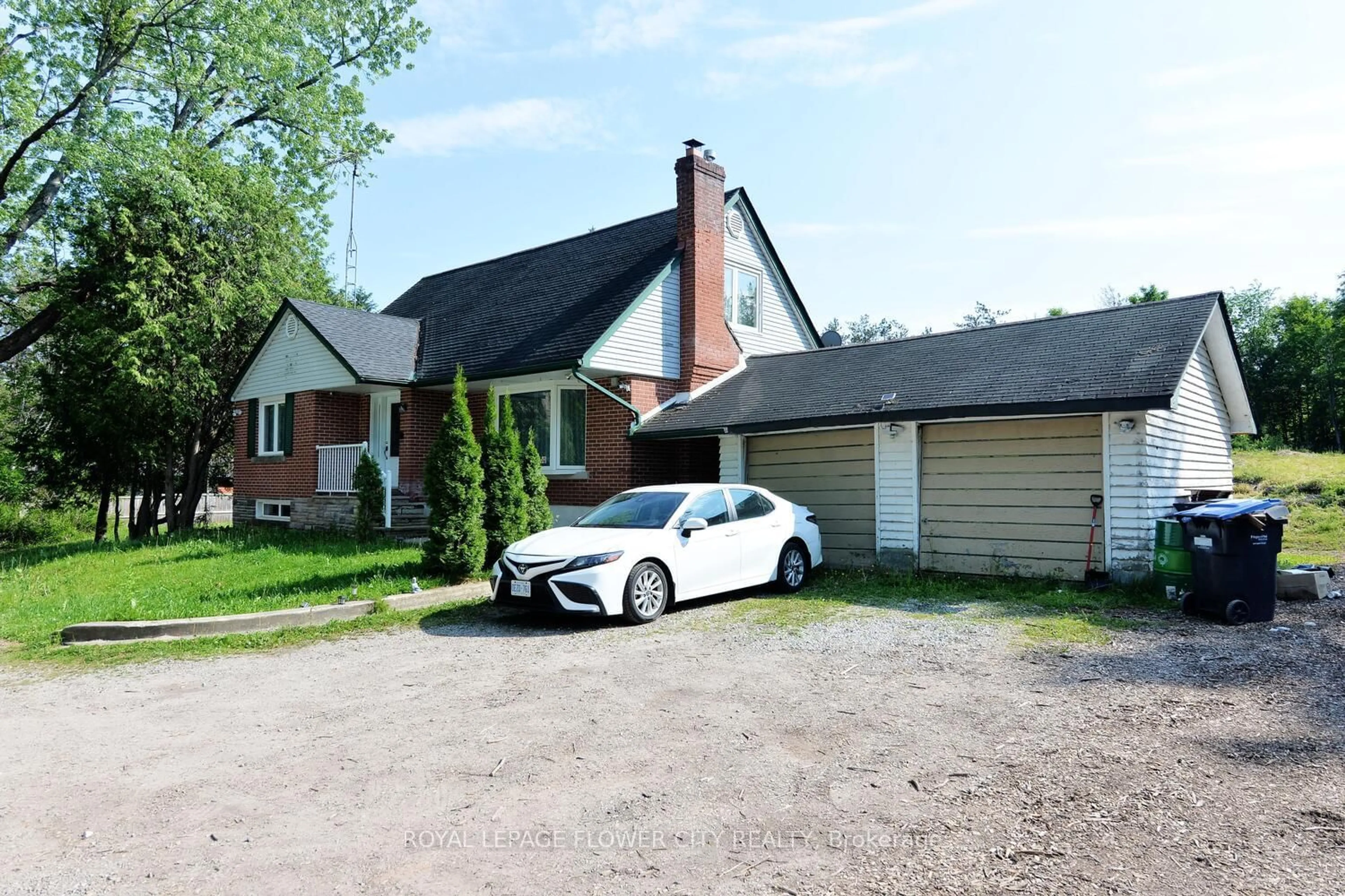 A pic from outside/outdoor area/front of a property/back of a property/a pic from drone, street for 15790 Mississauga Rd, Caledon Ontario L7C 1W8