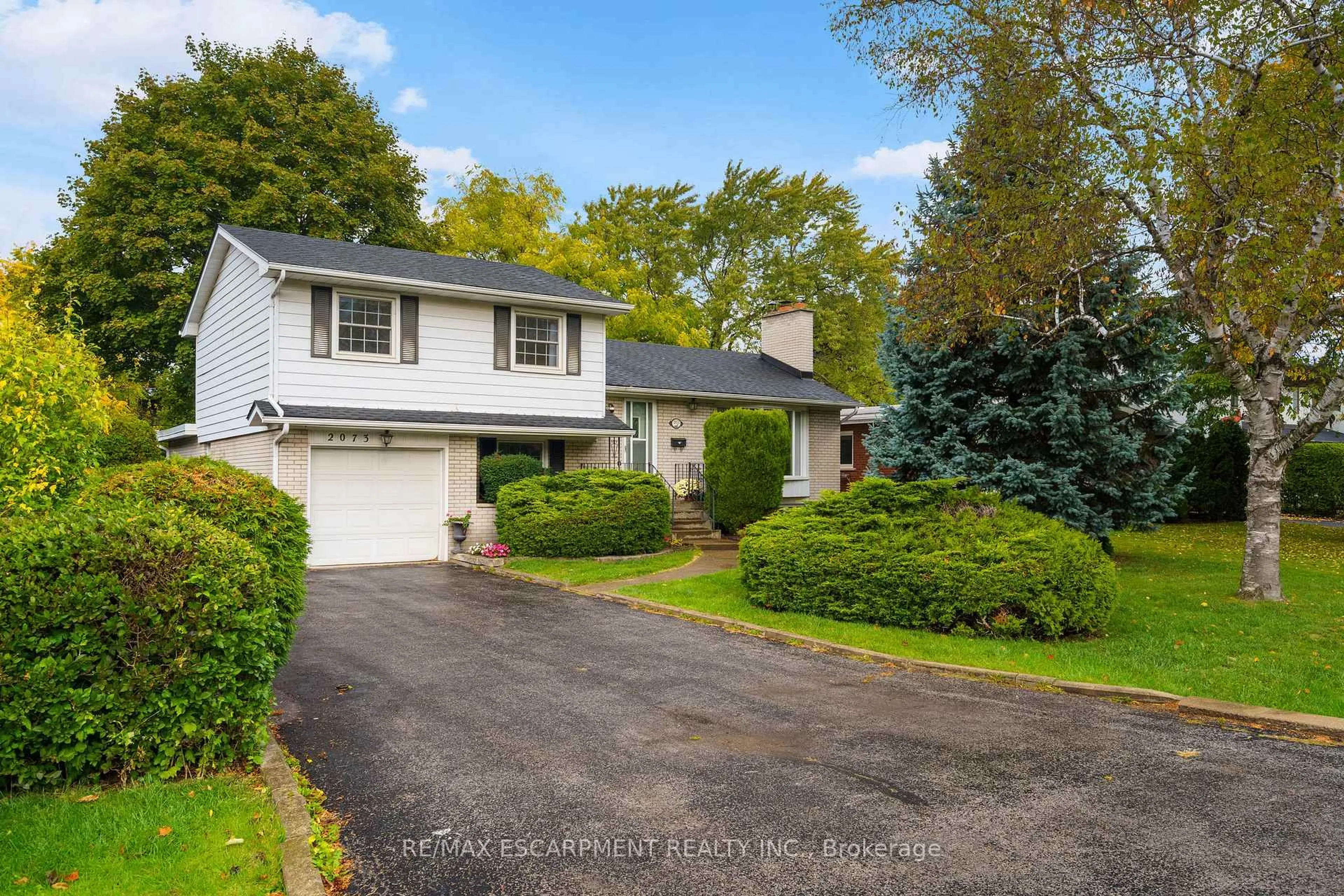 A pic from outside/outdoor area/front of a property/back of a property/a pic from drone, street for 2073 Seafare Dr, Oakville Ontario L6L 1P5