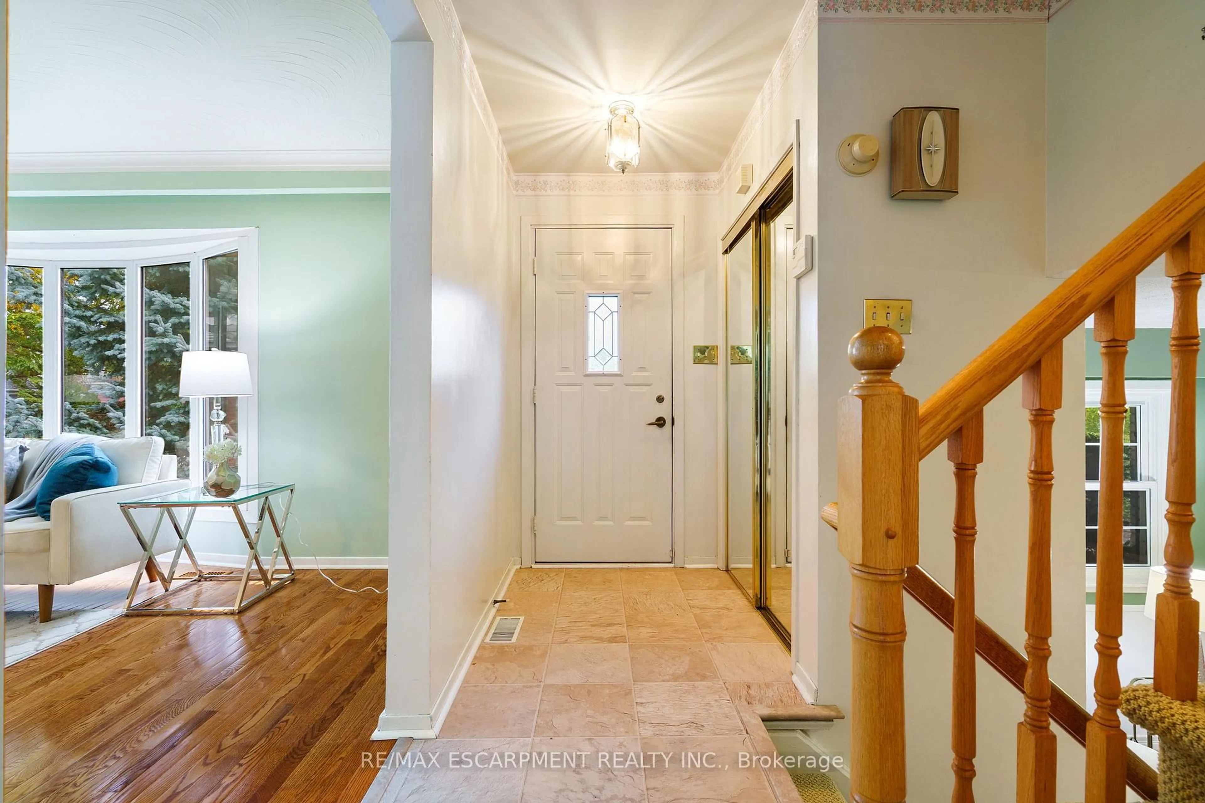 Indoor entryway for 2073 Seafare Dr, Oakville Ontario L6L 1P5