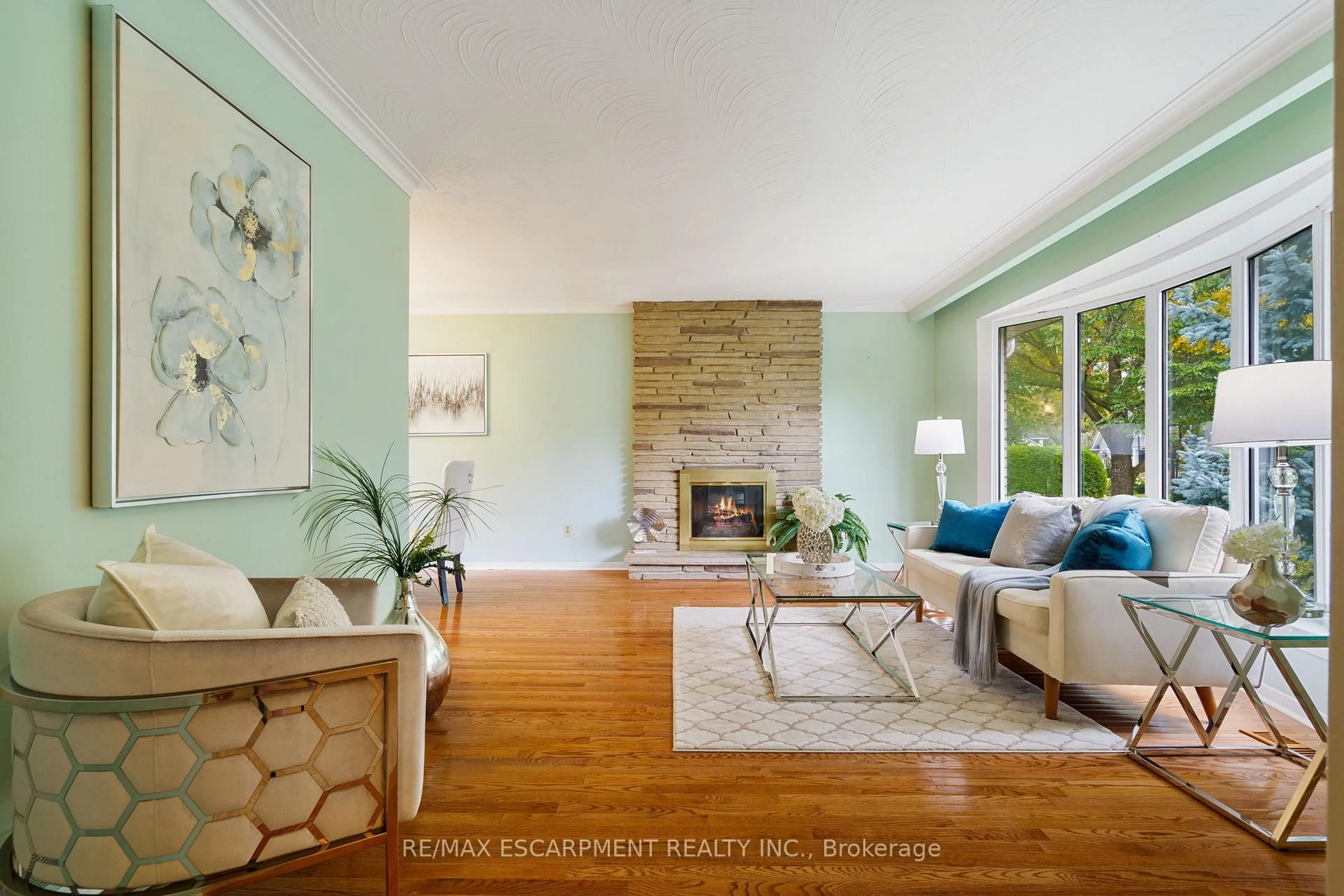 Living room with furniture, unknown for 2073 Seafare Dr, Oakville Ontario L6L 1P5